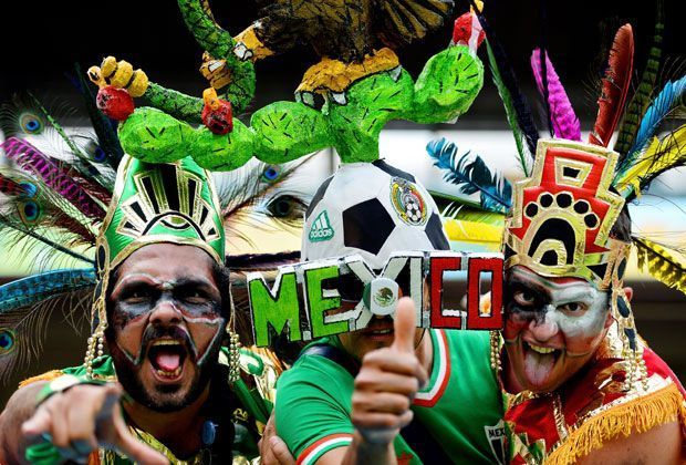 
                <strong>Verrückt, sexy, skurril: Fans in Brasilien</strong><br>
                Mexiko ist für seine frenetischen Fans bekannt. Bei diesen drei bunten Vögeln hat die Vorbereitung auf das Spiel wohl besonders lange gedauert.
              
