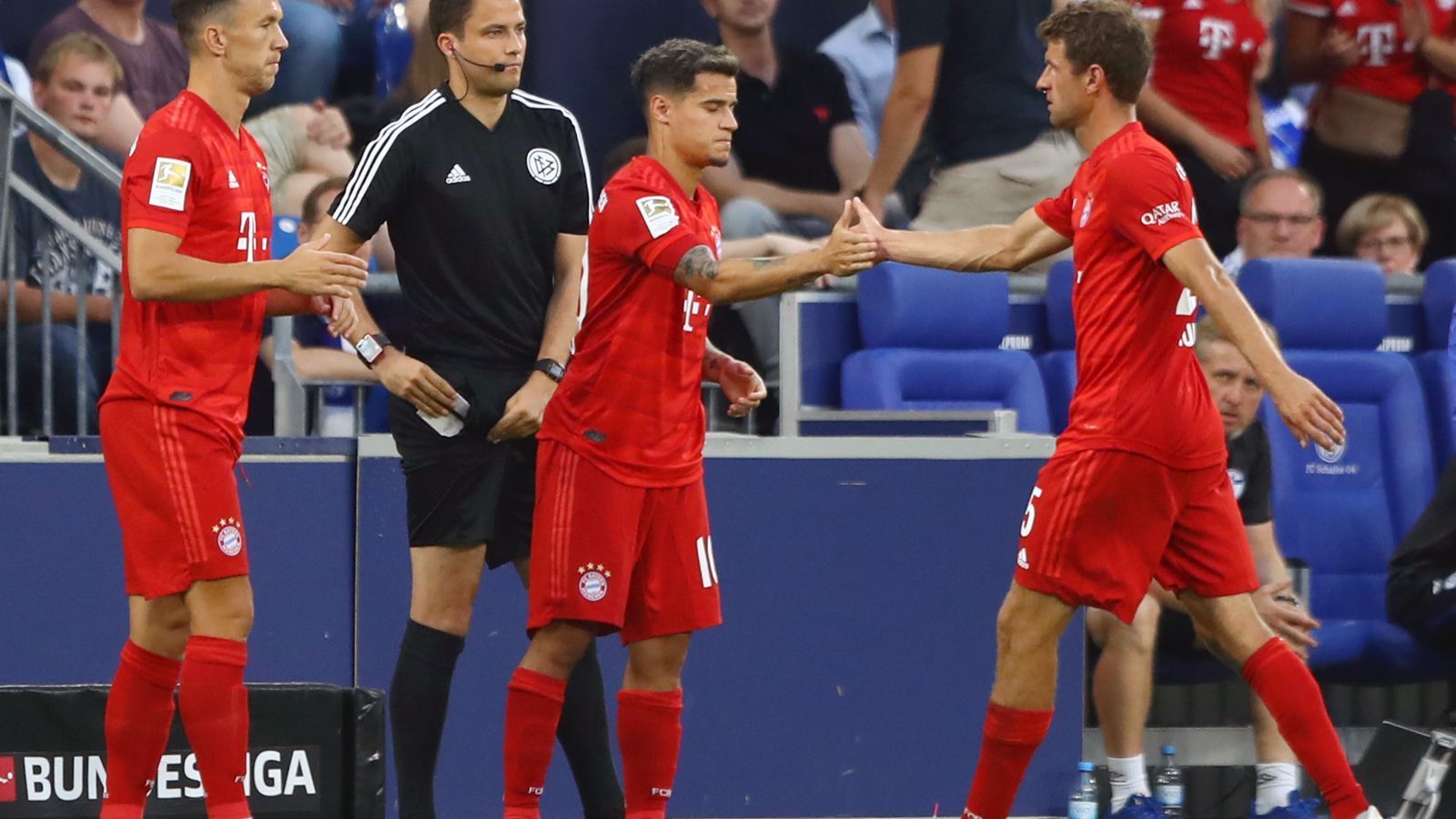 
                <strong>Coutinho kommt für Thomas Müller</strong><br>
                Nachdem Bayern den zweiten Treffer kurz nach Wiederbeginn nachlegt, darf Coutinho (Mi.) ab der 57. Minute statt Thomas Müller (re.) mitwirken und feiert somit am 24. August 2019 seinen ersten Pflichtspiel-Einsatz im Trikot der Münchner.
              