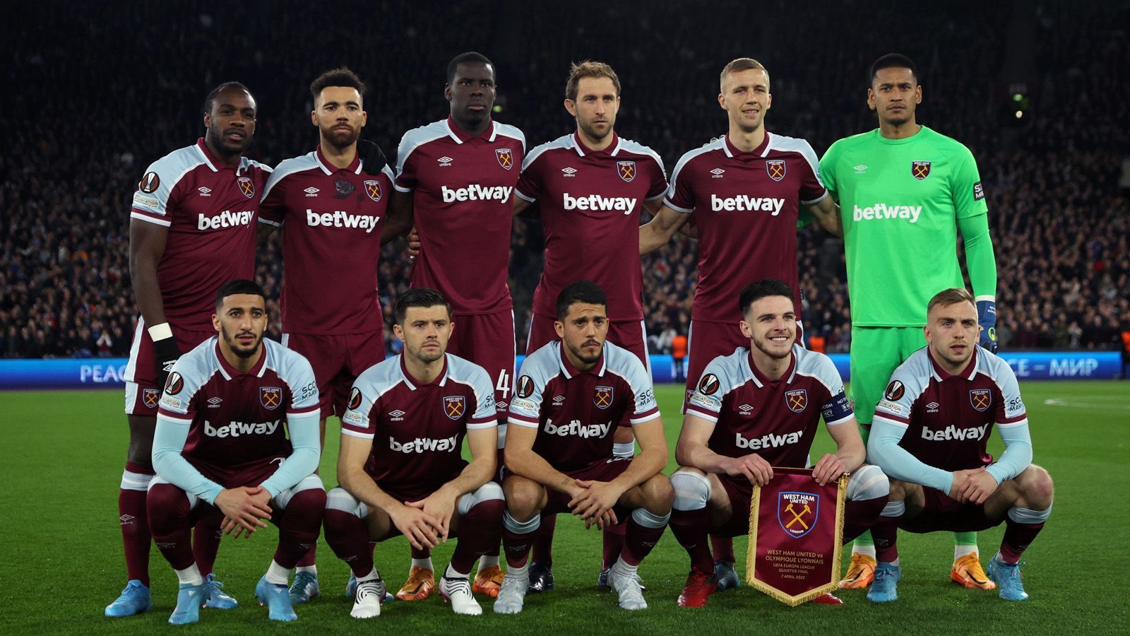 
                <strong>West Ham United</strong><br>
                Auf Eintracht Frankfurt wartet im Halbfinal-Hinspiel der Europa League (Donnerstag, ab 21:00 Uhr im Liveticker auf ran.de) mit West Ham United ein Klub aus Englands zweiter Reihe - einrangiert hinter den großen Namen Manchester City und United, Liverpool, Chelsea oder Arsenal. Ähnlich ist es um den aktuellen Kader der "Hammers" bestellt. Namen wie Carlos Tevez, "Chicharito" oder auch ein Marko Arnautovic, die alle fürstlich bezahlt wurden, aber den Erwartungen in London nicht gerecht wurden, sucht man vergebens. Heute wirkt der Verein bodenständig und strukturiert. Auf dem Rasen stehen Spieler, die entschlossen sind und unbedingt gewinnen wollen. ran stellt die Schlüsselfiguren vor ...
              