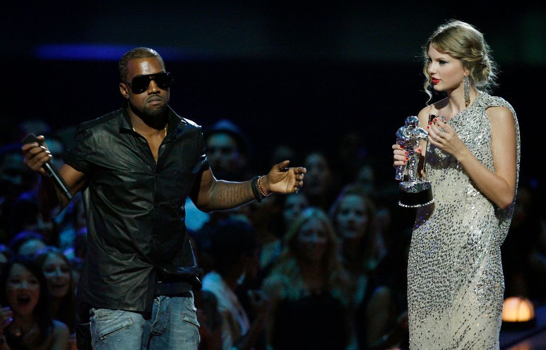 2009 wurde die Fehde zwischen Kanye West und Taylor Swift bei den VMAs geboren. Ob sie ein Ende gefunden hat?