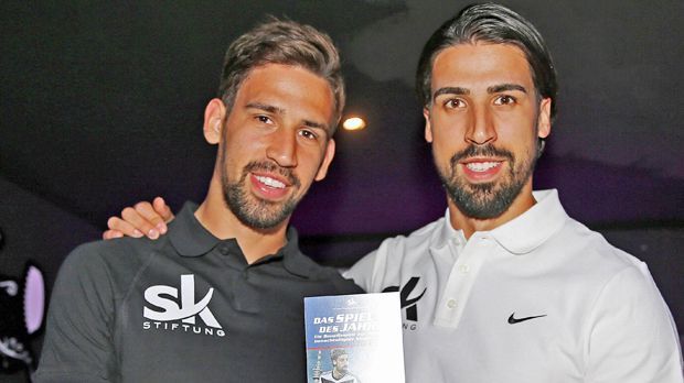 
                <strong>Rani und Sami Khedira</strong><br>
                Rani und Sami Khedira: Etwas in der Karriere-Sackgasse steckt derzeit auch Rani Khedira (li.), der beim ambitionierten Zweitligisten RB Leipzig einen schweren Stand und keinen Stammplatz hat. Weltmeister-Bruder Sami ist hingegen nach Real Madrid nun bei Juventus Turin schon im zweiten Weltklub aktiv. Angefangen haben beide ihre Profi-Karriere beim VfB Stuttgart, mit dem Sami 2007 Deutscher Meister wurde.
              