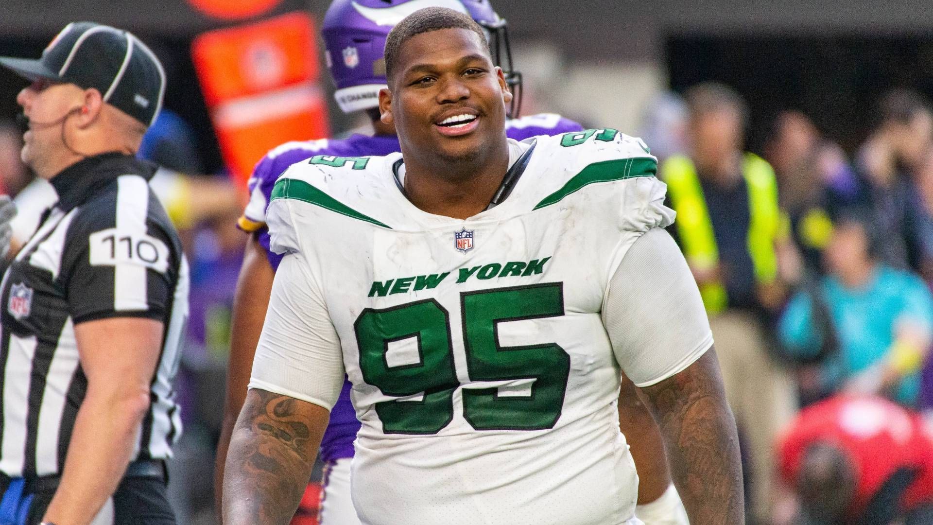 <strong>Quinnen Williams (New York Jets)</strong><br>
                Defensive Tackle Quinnen Williams hat seinen großen Zahltag bekommen. Der All-Pro der vergangenen Saison einigte sich mit den New York Jets auf einen Vierjahresvertrag mit einer Gesamtsumme von 96 Millionen Dollar. Davon sind 66 Millionen garantiert. Damit kassiert er die höchste Garantiesumme in der Historie der Jets. Mit einem Jahresgehalt von bis zu 24 Millionen Dollar ist Williams ab sofort zudem die Nummer zwei der Liga auf seiner Position hinter Aaron Donald von den Los Angeles Rams (31,7 Millionen Dollar).