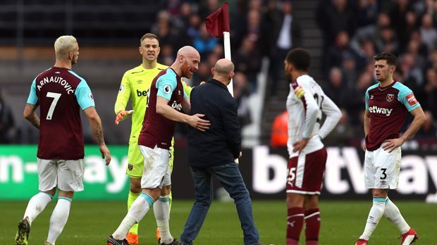 
                <strong>West Ham United: Randale bei 0:3-Pleite gegen Burnley</strong><br>
                Ein aufgebrachter West-Ham-Fan riss die Eckfahne raus und versuchte sie in der Mitte des Feldes in den Boden zu rammen. Daran wurde er unter anderem von James Collins (Mi.) gehindert. Zum Sportlichen: Ein Doppelpack von Chris Wood besiegelte nach den Ausschreitungen die Heimpleite für West Ham. Für die Elf von Trainer David Moyes war es die dritte Niederlage in Serie, wodurch die "Hammers" wieder mittendrin sind im Abstiegskampf. Derweil kündigte West Ham nach den Ausschreitungen eine Untersuchung der Vorfälle an.
              