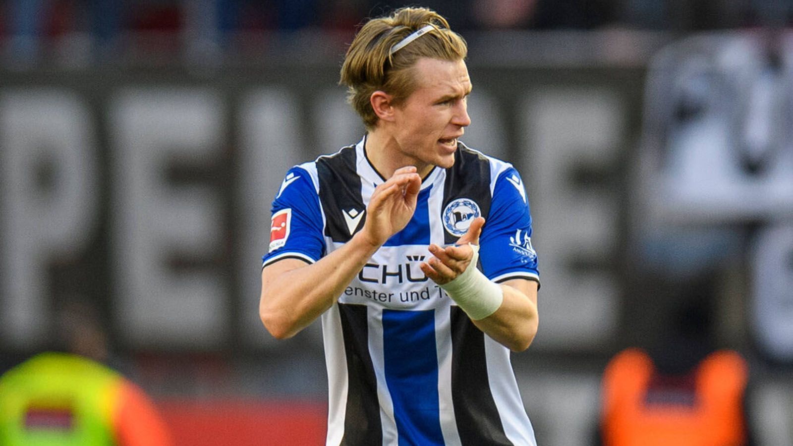 
                <strong>Patrick Wimmer (Arminia Bielefeld)</strong><br>
                ... Patrick Wimmer. Der Österreicher von der Alm, der in der laufenden Bundesligasaison bereits zehn Scorerpunkte (drei Tore, sieben Vorlagen) sammelte, überzeugt durch seine Dribblings und seine Kreativität. Allerdings läuft der Vertrag des Rechtsaußen noch bis 2025. Bei einem Marktwert von acht Millionen Euro (laut transfermarkt.de) könnte ein Transfer kostspielig werden. Vielleicht zu kostspielig für Borussia Mönchengladbach. Deswegen haben die "Fohlen" noch einen weiteren Kandidaten für die Außenposition im Blick ...
              