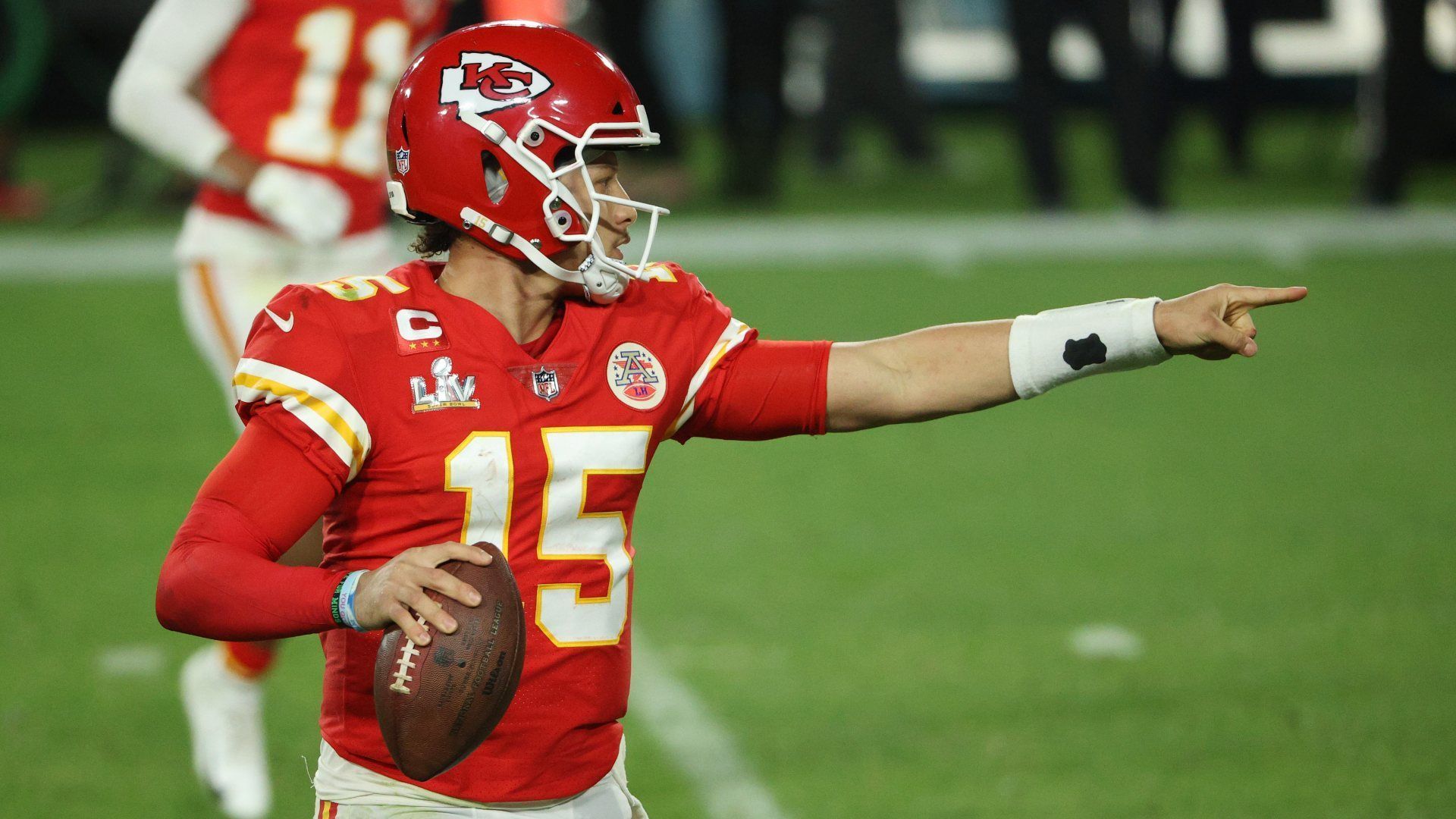 
                <strong>Platz 9: Patrick Mahomes (Home-Trikot)</strong><br>
                &#x2022; Team: Kansas City Chiefs - <br>&#x2022; Position: Quarterback - <br>&#x2022; seit 2017 in der NFL<br>
              