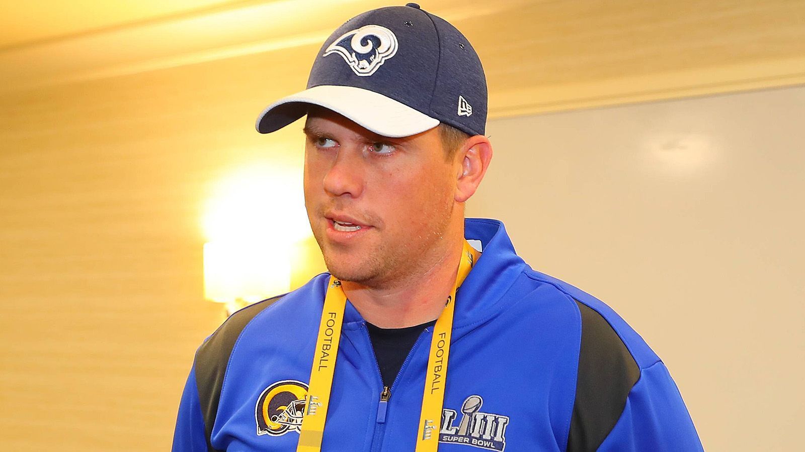 
                <strong>Shane Waldron - Pass Game Coordinator (L.A. Rams)</strong><br>
                Waldron dürfte im Super Bowl ein paar alte Bekannte wiedertreffen. Waldron war 2009 für eine Saison Tight Ends Coach bei den Patriots. Danach führte ihn sein Weg in die United Football League. Ist seit 2016 zurück in der NFL, zunächst für die Washington Redskins, ab 2017 dann für die L.A. Rams. Der 39-Jährige war unter McVay zunächst erst Tight Ends Coach, wurde nach dem Weggang von Offensive Coordinator Matt LaFleur dann Pass Game Coordinator. Die Statistiken sprechen für seine Arbeit. Nur die Kansas City Chiefs hatten in der Regular Season ein besseres Passspiel. Zusammen mit Aaron Kromer, das lässt sich nach dieser Saison sagen, schloss er die Lücke, die LaFleur hinterlassen hatte, vorbildlich.
              