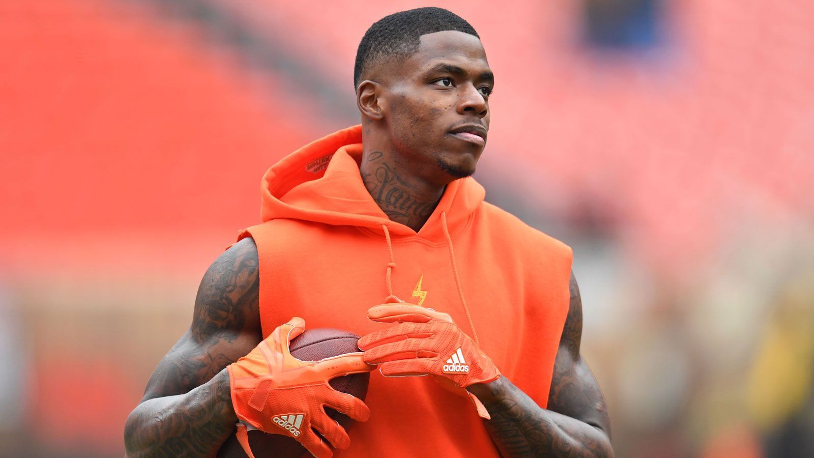 
                <strong>Josh Gordon</strong><br>
                Seit seinem Debüt in der NFL 2012 läuft der Receiver von einem Vergehen ins nächste. Gorden wird mehrmals suspendiert, vornehmlich für Verstöße gegen die Drogenbestimmung der NFL. Als Spieler der Cleveland Browns wird Gordon 2014 für die gesamte Saison gesperrt, 2016 begibt er sich freiwillig in Behandlung, ehe er im November 2017 sein Comeback feiert. 2018 wird er nach einem Trade zu den Patriots erneut rückfällig und handelt sich eine erneute Sperre ein, ähnliches geschieht auch 2019 bei den Seattle Seahawks. Zurzeit steht Gordon immer noch bei den Seahawks unter Vertrag, wartet aber bisher noch vergeblich auf Begnadigung von Commissioner Roger Goodell.
              