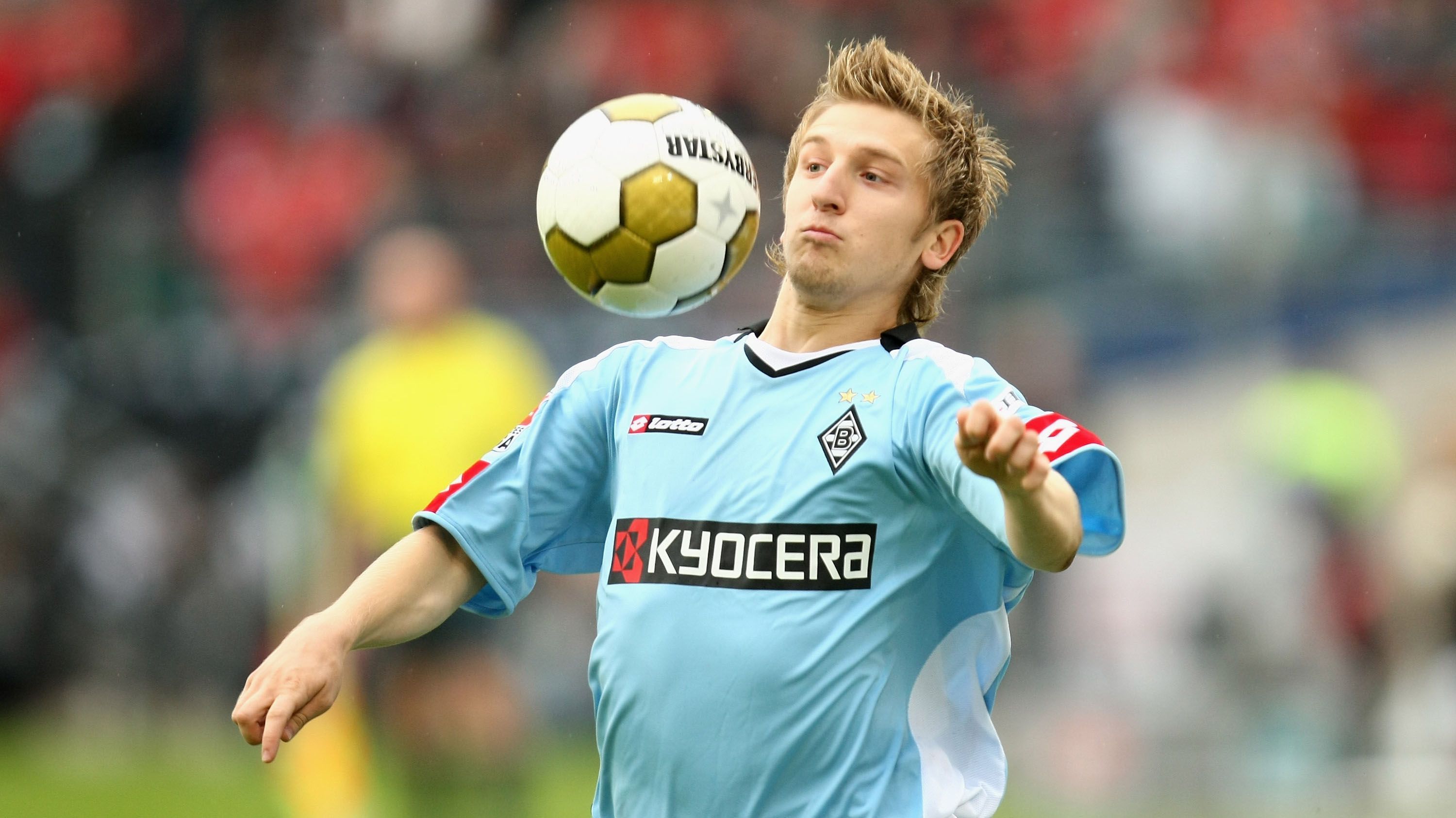 
                <strong>Borussia Mönchengladbach </strong><br>
                Die erste Profistation des Marko Marin. Nach fast zwei Jahren in der U19 und der 2. Mannschaften der Fohlen gab Marin am 31. März 2007 gegen Eintracht Frankfurt sein Bundesliga-Debüt. Beim 1:1 gegen die Hessen besorgte der eingewechselte Marin per Freistoß die Vorlage zum späten Ausgleichstreffer. Nach dieser Partie sollten noch 71 weitere Spiele mit 12 Treffern für die Gladbacher folgen, ehe Marin im Sommer 2009 erstmals als Profi den Verein wechselte.
              