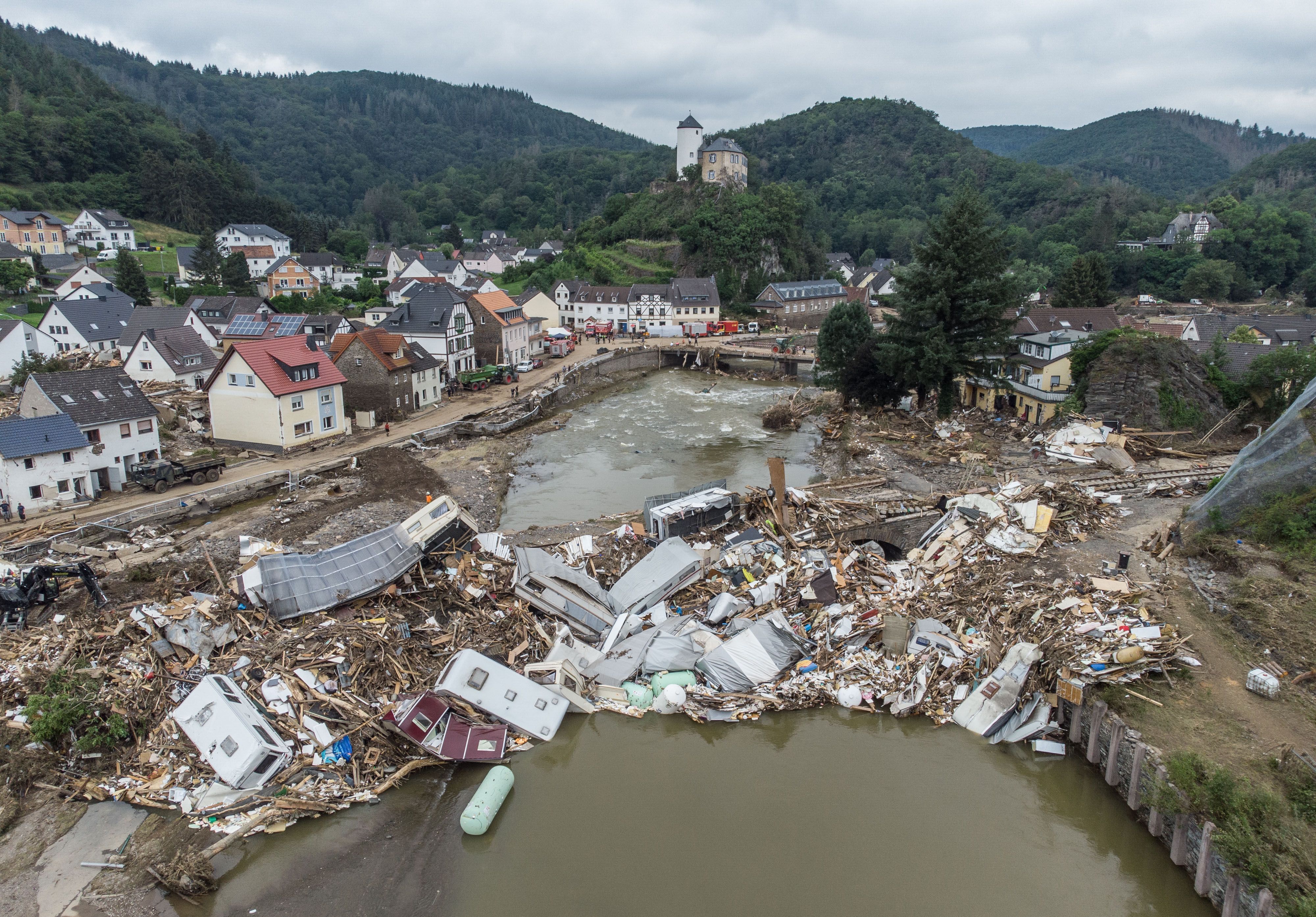 Meterhoch türmen sich Wohnwagen, Gastanks, Bäume und Schrott an einer Brücke über der Ahr in Altenahr nach der Katastrophe im Jahr 2021.