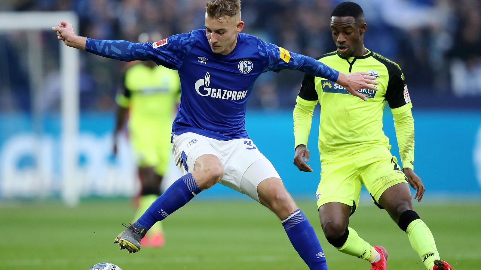 
                <strong>Timo Becker</strong><br>
                Becker ist im Profibereich schon etwas erfahrener als Thiaw. Neun Mal durfte der gelernte Innenverteidiger unter David Wagner in der Bundesliga ran, zuletzt gegen Frankfurt und Wolfsburg jeweils über 45 Minuten. Der 23-Jährige kann auch auf den Außenpositionen aushelfen und ist auch deswegen eine echte Hilfe. 
              