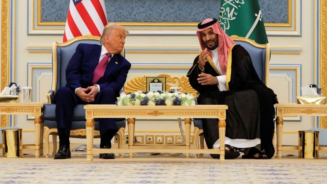 Ein Thema wird die Agenda von Präsident Trumps (links) Golf-Reise dominieren: Geld.