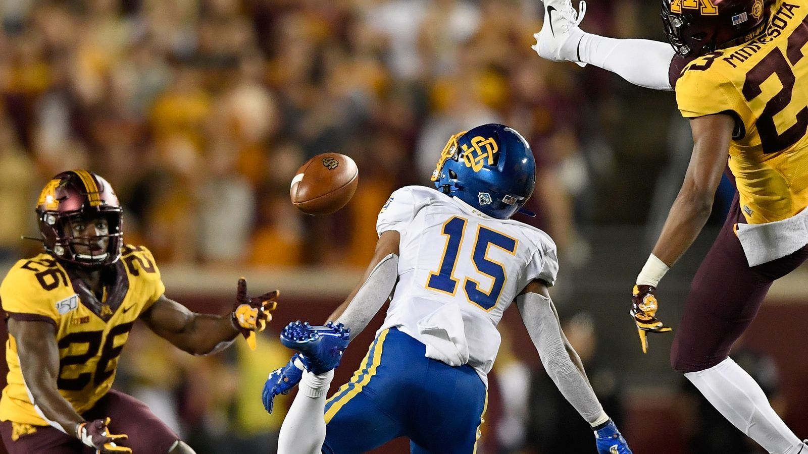 
                <strong>Ein Sleeper, auf den man achten sollte…</strong><br>
                WR Cade Johnson (M.), South Dakota State: "Hat in den Jahren 2018 und 2019 richtig gut gespielt. Über 2.500 Yards und 18,4 Yards pro Catch im Schnitt sprechen für sich. Allerdings waren die Gegner auch nicht so gut. Hat aber auch im Senior Bowl gegen die besten Draft Prospects sehr gut gespielt!"
              