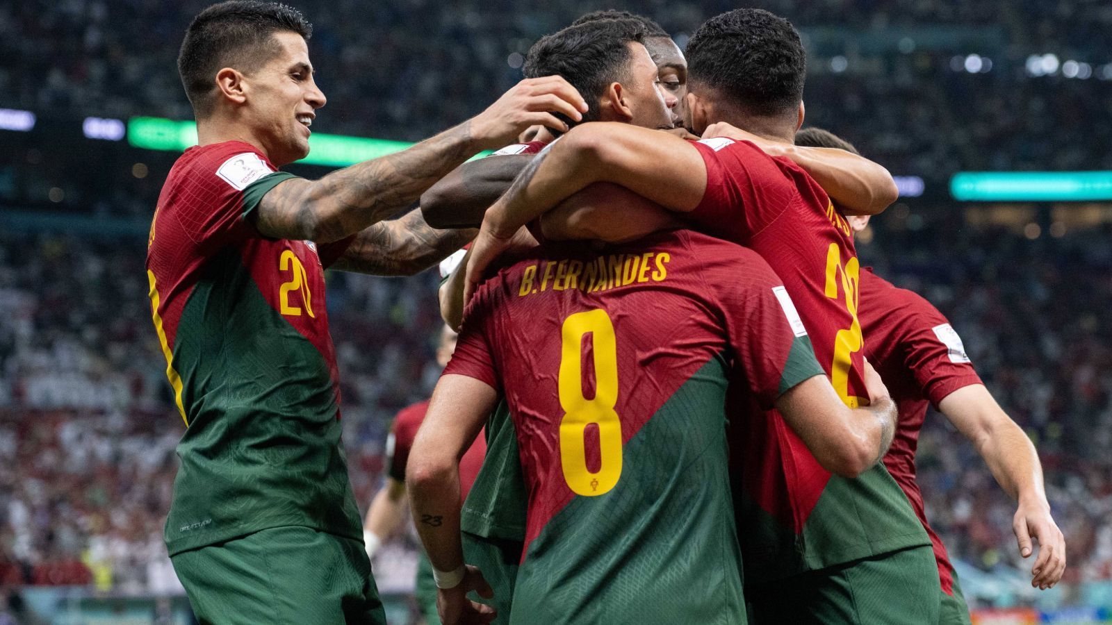 
                <strong>Platz 3: Portugal</strong><br>
                Es war beim besten Willen keine einfache Gruppe, die Portugal zu bewältigen hatte. Gruppe H überstand das Team von Fernando Santos jedoch souverän, nach zwei Siegen gegen Uruguay und Ghana waren die Portugiesen bereits qualifiziert. Dass sie mit einer B-Elf gegen Südkorea verloren - geschenkt. Ihre ganze Klasse riefen sie im Achtelfinale gegen die Schweiz ab: Ohne Cristiano Ronaldo überfuhren sie die Eidgenossen regelrecht mit 6:1, CR7-Ersatz Goncalo Ramos erzielte einen Dreierpack und es zeigte sich: Womöglich ist dieses Team ohne seinen Superstar sogar um einiges gefährlicher. Die Iberer sind also bestens gewappnet für das Duell mit den unangenehmen Marokkanern.
              