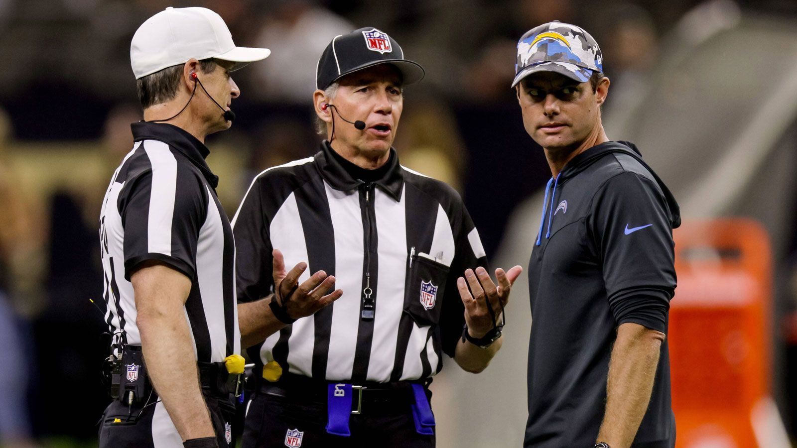 
                <strong>Los Angeles Chargers: Zurücksetzen der Play Clock bei Instant Replay Review</strong><br>
                Bei einem Instant Replay Review vor dem Snap soll die Play Clock nicht nur auf 25 Sekunden, sondern auf die vollen 40 Sekunden zurückgesetzt werden, wenn die vorherige Entscheidung der Schiedsrichter keinen Bestand mehr hat. Falls ein solcher Fall nach der Two Minute Warning auftritt und die Game Clock nicht hätte angehalten werden sollen, werden zehn Sekunden von der Game Clock abgezogen und die Play Clock soll auf 30 Sekunden zurückgesetzt werden.
              