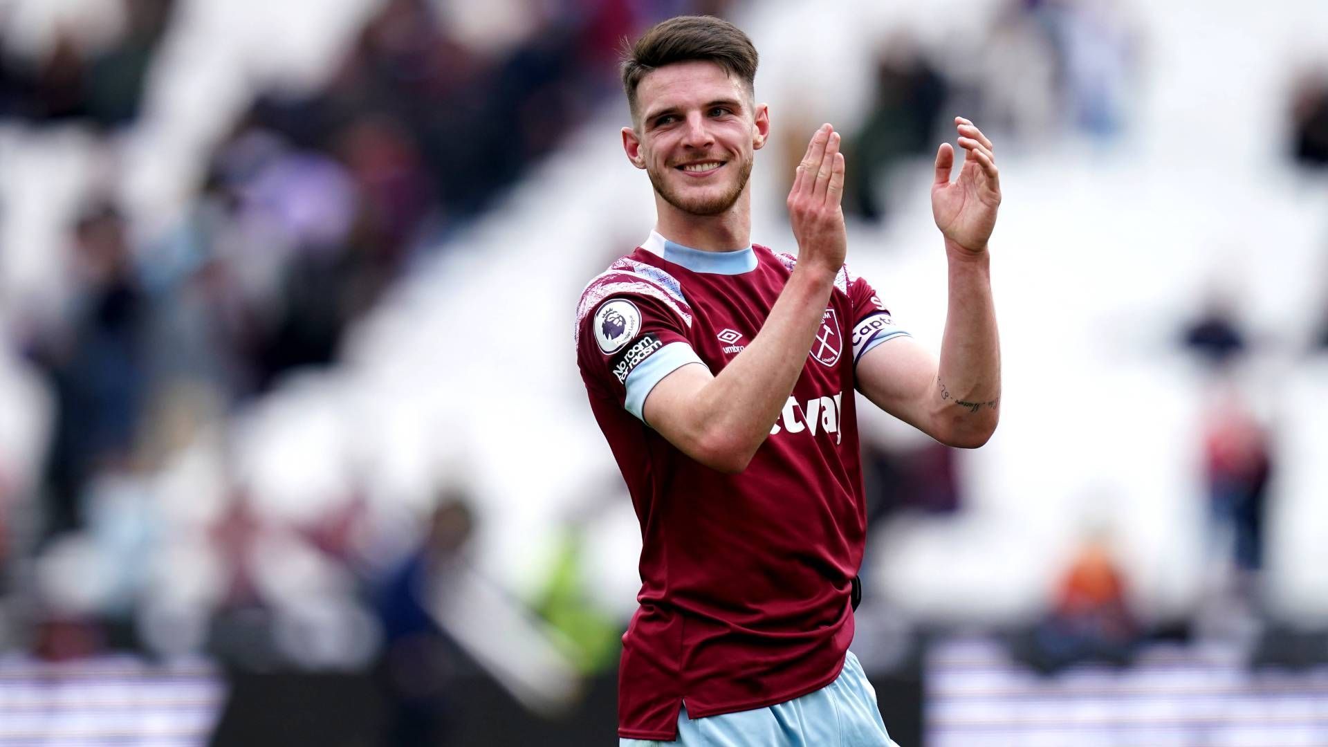 
                <strong>Declan Rice (FC Arsenal)</strong><br>
                Der Transfer von Englands Mittelfeldass Declan Rice zum FC Arsenal ist durch. Sein bisheriger Klub West Ham United teilte am Samstag mit, dass der 24-Jährige die "Hammers" für eine "britische Rekordtransfersumme" verlassen hat. Wohin Rice wechseln wird, gab der amtierende Sieger der Europa Conference League zunächst nicht an, Arsenal bestätigte den Transfer aber wenig später. Eine Summe weit über 100 Millionen Euro sollen die "Gunners" für Rice zahlen. Auch der FC Bayern München galt zu Beginn des Transfersommers als Kandidat für eine Rice-Verpflichtung, konnte das Wettbieten aber nicht mitgehen.
              