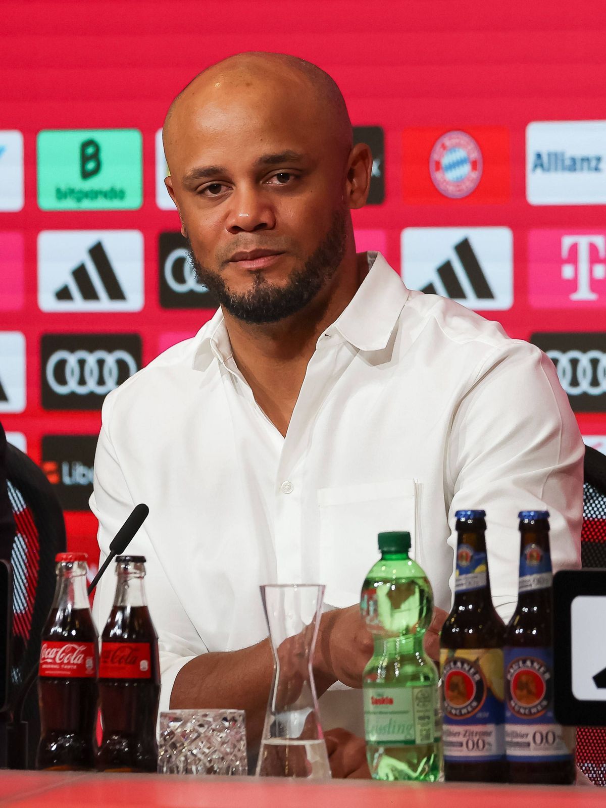 Vincent Kompany (FC Bayern Muenchen, Cheftrainer) mit Max Eberl (FC Bayern Muenchen, Sportvorstand), Pressekonferenz, Vorstellung von Vincent Kompany, FC Bayern Muenchen, 30.05.2024, Pressekonferen...