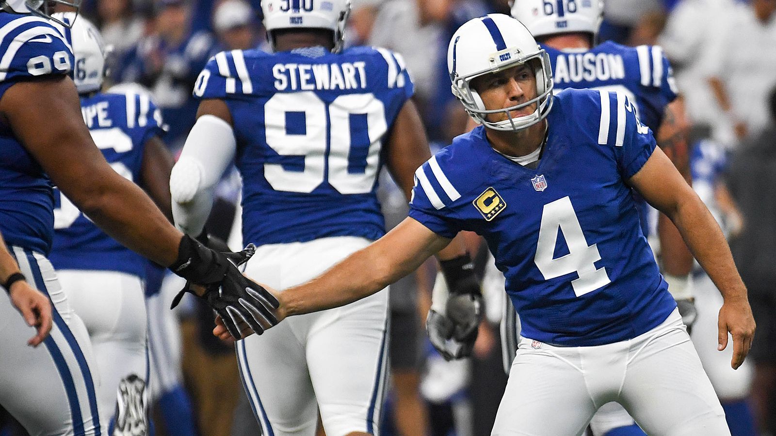 
                <strong>Week 4: Vinatieri stellt Field-Goal-Rekord auf</strong><br>
                Im vierten Saisonspiel hat sich Adam Vinatieri an die NFL-Spitze gekickt. Beim Heimspiel seiner Indianapolis Colts gegen die Houston Texans erzielte der Routinier das 566. Field Goal seiner nunmehr 23 Jahre laufenden Karriere. Mit seinem erfolgreichen Versuch aus 42 Yards im zweiten Viertel überholte Vinatieri Hall-of-Famer Morten Andersen.
              