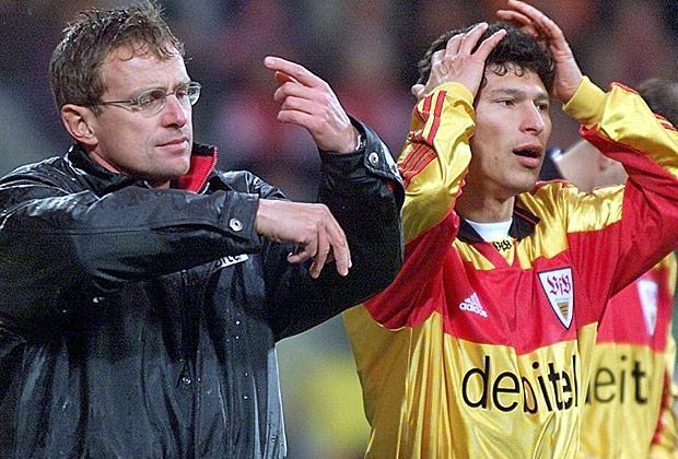 
                <strong>Der Machtkampf zwischen Ralf Rangnick und Krassimir Balakov</strong><br>
                1999 kommt Ralf Rangnick zum VfB Stuttgart und legt sich mit Vereins-Ikone Krassimir Balakov an. Der Streit gipfelt in einer Suspendierung des Spielmachers vor dem UEFA-Cup-Spiel gegen Rotterdam. 2001 wird Rangnick entlassen, während Balakov den VfB zum Klassenerhalt schießt.
              