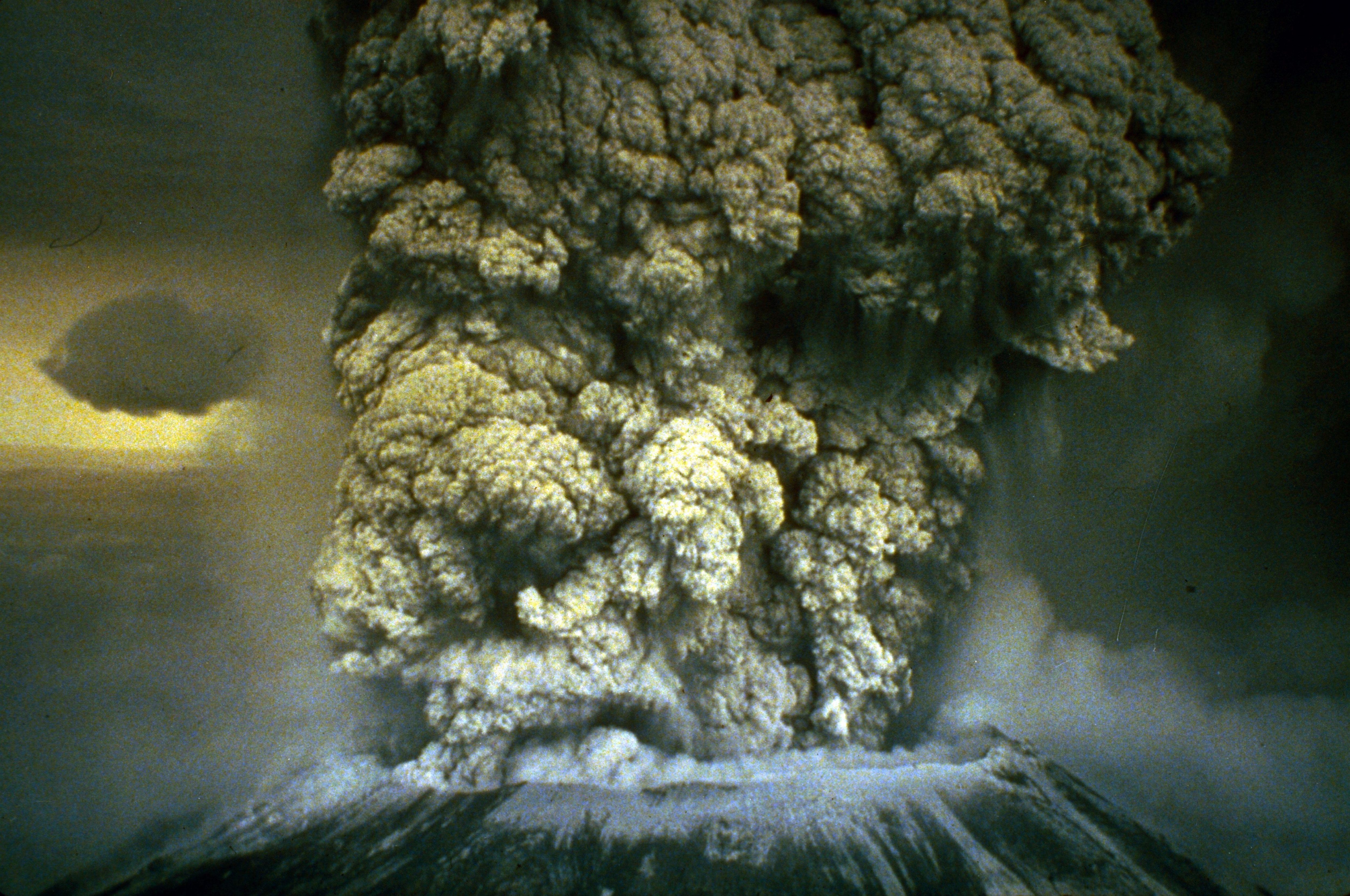 Plinianische Eruption: Explosive Ausbrüche mit riesigen Aschemengen nennen Vulkanolog:innen "Plinianische Eruption", wie hier der gigantische Ausbruch des Mount St. Helen 1980 in den USA.