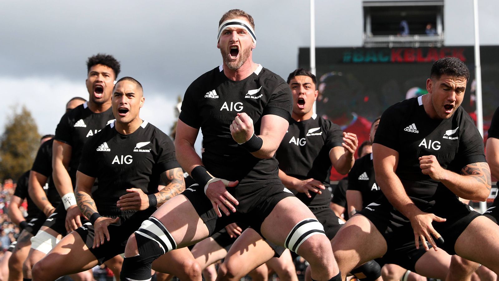 
                <strong>Neuseeland – Auf dem Weg zum vierten WM-Triumph?</strong><br>
                Die "All Blacks" könnten die dritte Weltmeisterschaft in Serie und die vierte insgesamt gewinnen. Neuseeland gewann im Jahre 1987 die erste WM überhaupt und ließ zuletzt die Triumphe im Jahre 2011 und 2015 folgen. Beeindruckend: Die Neuseeländer haben bei einer Weltmeisterschaft noch nie ein Spiel in der Gruppenphase verloren. Trainer Steve Hansen stieg im Jahre 2004 als Assistenztrainer bei Neuseeland ein und übernahm 2011 den Posten des Cheftrainers. Nach der WM möchte er seinen Trainerposten aufgeben - möglichst mit einem weiteren Titel. Seine Mannschaft steht vor allem für eine harte Defensive. Sonny Bill Williams zählt zu den größten Stars der Mannschaft und verkörpert kompromisslose Härte auf dem Spielfeld.  
              