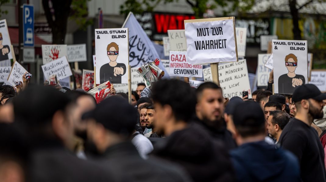 Hamburg: Teilnehmer einer Islamisten-Demo halten ein Plakat mit der Aufschrift "Mut zur Wahrheit" in die Höhe. 