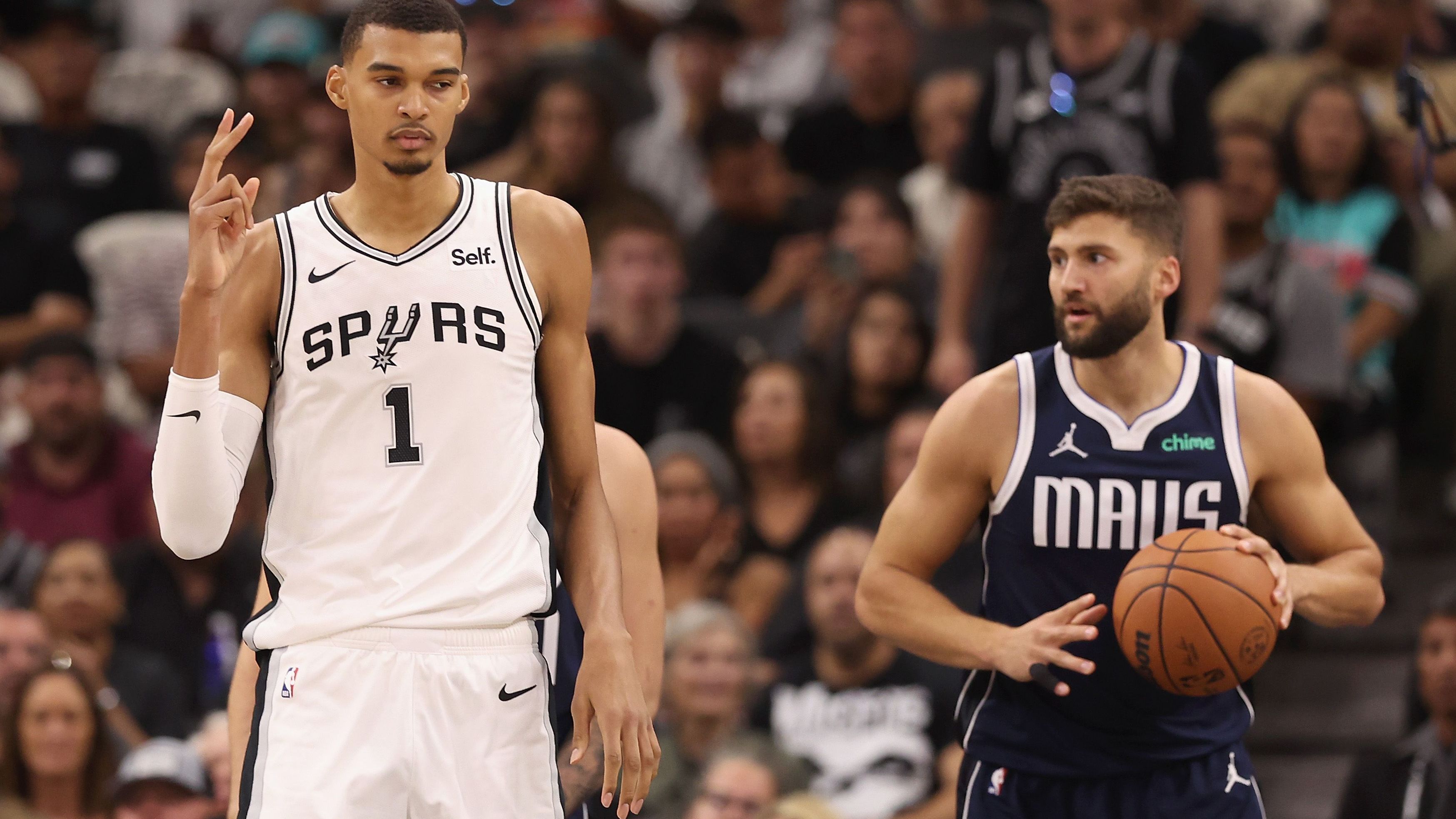 <strong>Maxi Kleber (Dallas Mavericks)</strong><br>Nach einem Streit mit DBB-Kapitän Dennis Schröder verzichtete der Mavericks-Profi (r.) auf eine Teilnahme an der Weltmeisterschaft. In der vergangenen Saison musste Maxi Kleber aufgrund eines Sehnenrisses wochenlang pausieren, nun ist er leider wieder verletzt - diesmal am Zeh - und fällt aus.