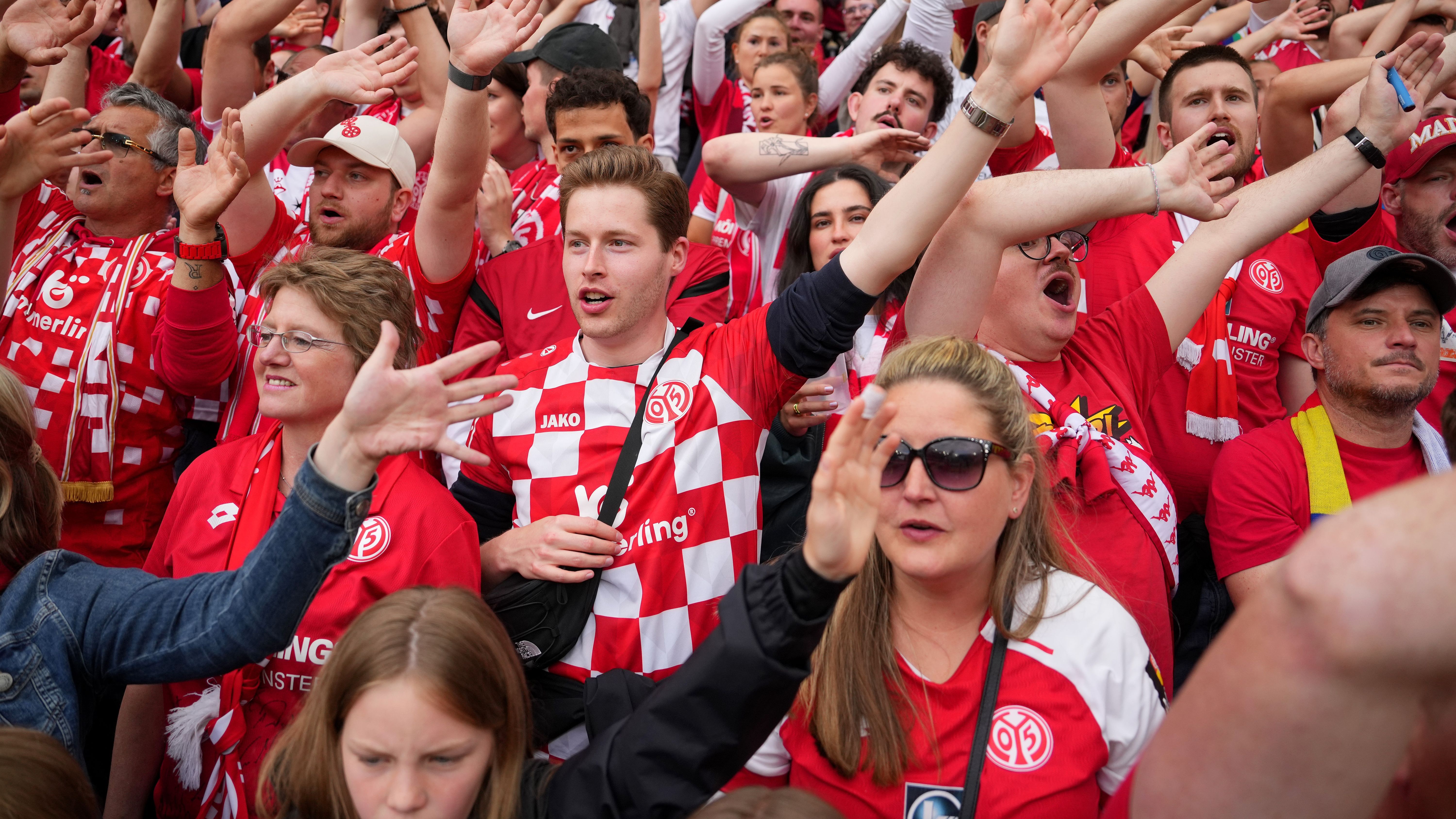 <strong>Platz 9:&nbsp;1. FSV Mainz 05</strong><br>• Durchschnittliche Anzahl an Auswärtsfans: 3.224<br>• Höchste Anzahl an Auswärtsfahrern: 10.000 (in Sinsheim)<br>• Niedrigste Anzahl an Auswärtsfahrern: 1.100 (in Augsburg)