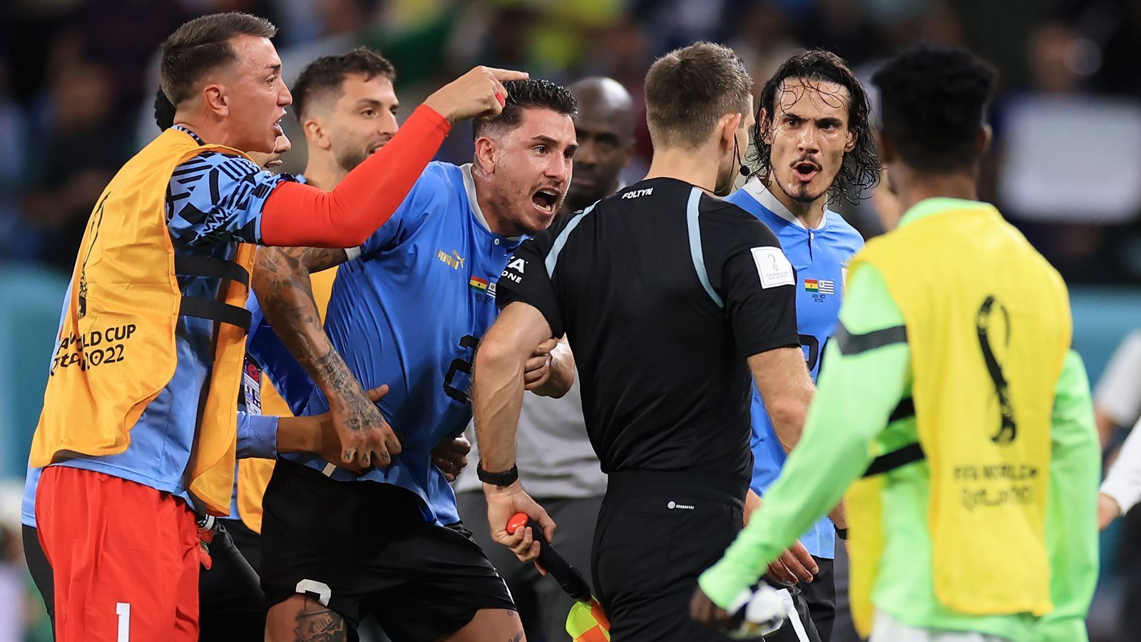 
                <strong>Cavani als emotionaler Wortführer </strong><br>
                Einer der Wortführer dieser hitzigen Szenen nach Schlusspfiff war Uruguays Stürmerstar Edinson Cavani (re.).
              