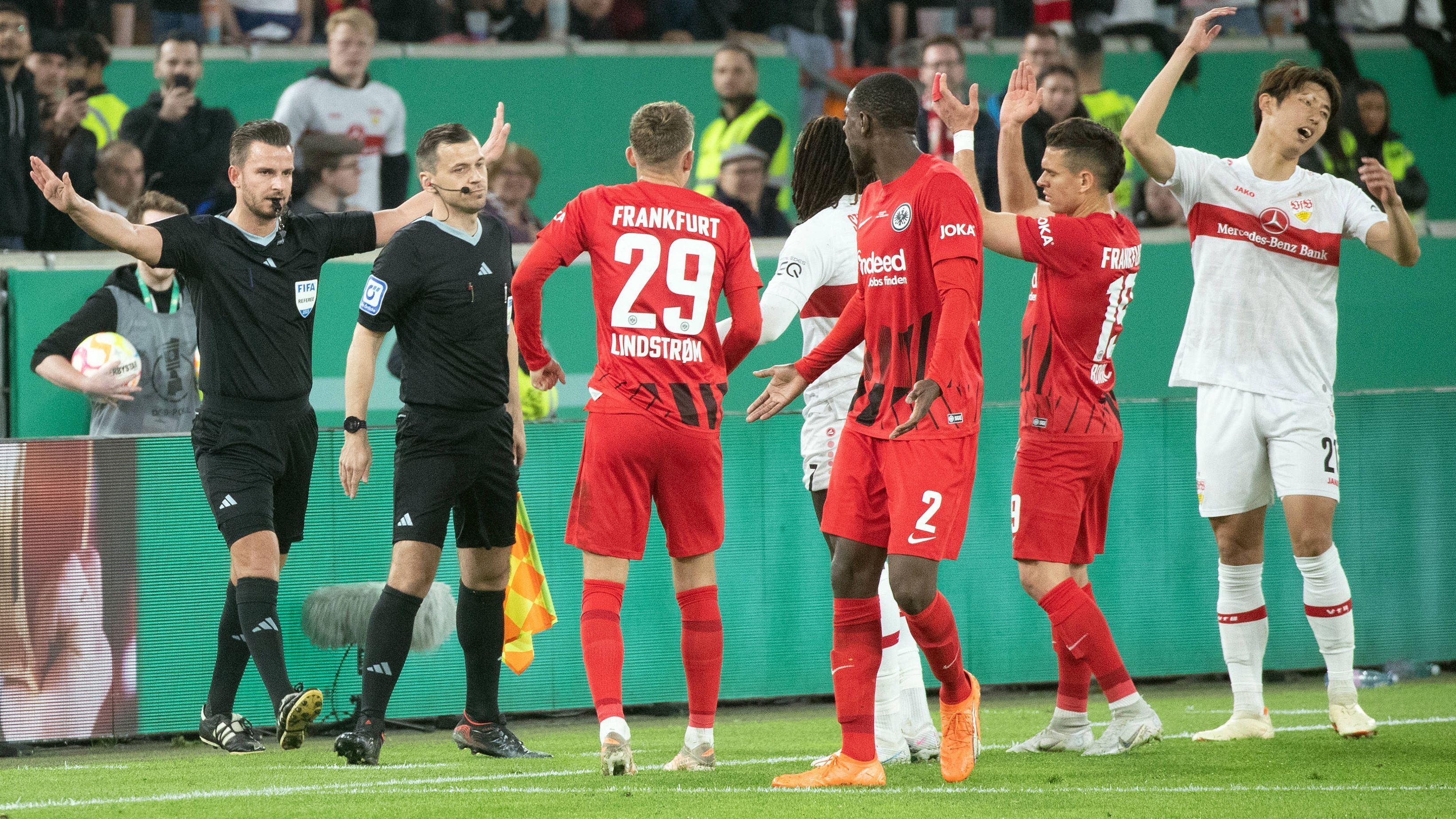 
                <strong>Handspiel-Ärger für Stuttgart! Schiri Schlager erklärt Entscheidung gegen Elfmeter</strong><br>
                Beim 2:3 des VfB Stuttgart gegen Eintracht Frankfurt im Halbfinale des DFB-Pokal kam es in der Nachspielzeit zu einem Aufreger, als SGE-Verteidiger Aurelio Buta im Strafraum den Ball an die Hand bekam. Nach VAR-Überprüfung entschied Schiedsrichter Daniel Schlager gegen einen Elfmeter und begründete seine Entscheidung im Anschluss. ran hat die Szenerie und die Reaktionen der Beteiligten zusammengefasst.
              