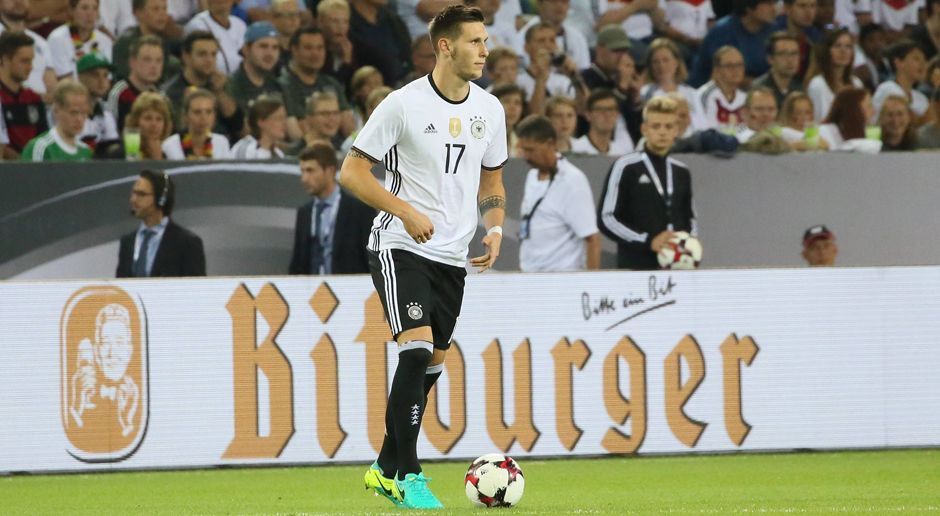 
                <strong>Niklas Süle</strong><br>
                 Niklas Süle: Die Finnen waren ein dankbarer Gegner für ein Debüt in der DFB-Abwehr. Die Nervosität war ihm anfangs deutlich anzumerken. Wirklich gefordert war er aber nicht, deshalb traute er sich auch öfter mal nach vorne. Scheiterte in der 42. Minute mit einem Fernschuss. Ging in der 58. Minute vom Platz. ran-Note: 3
              