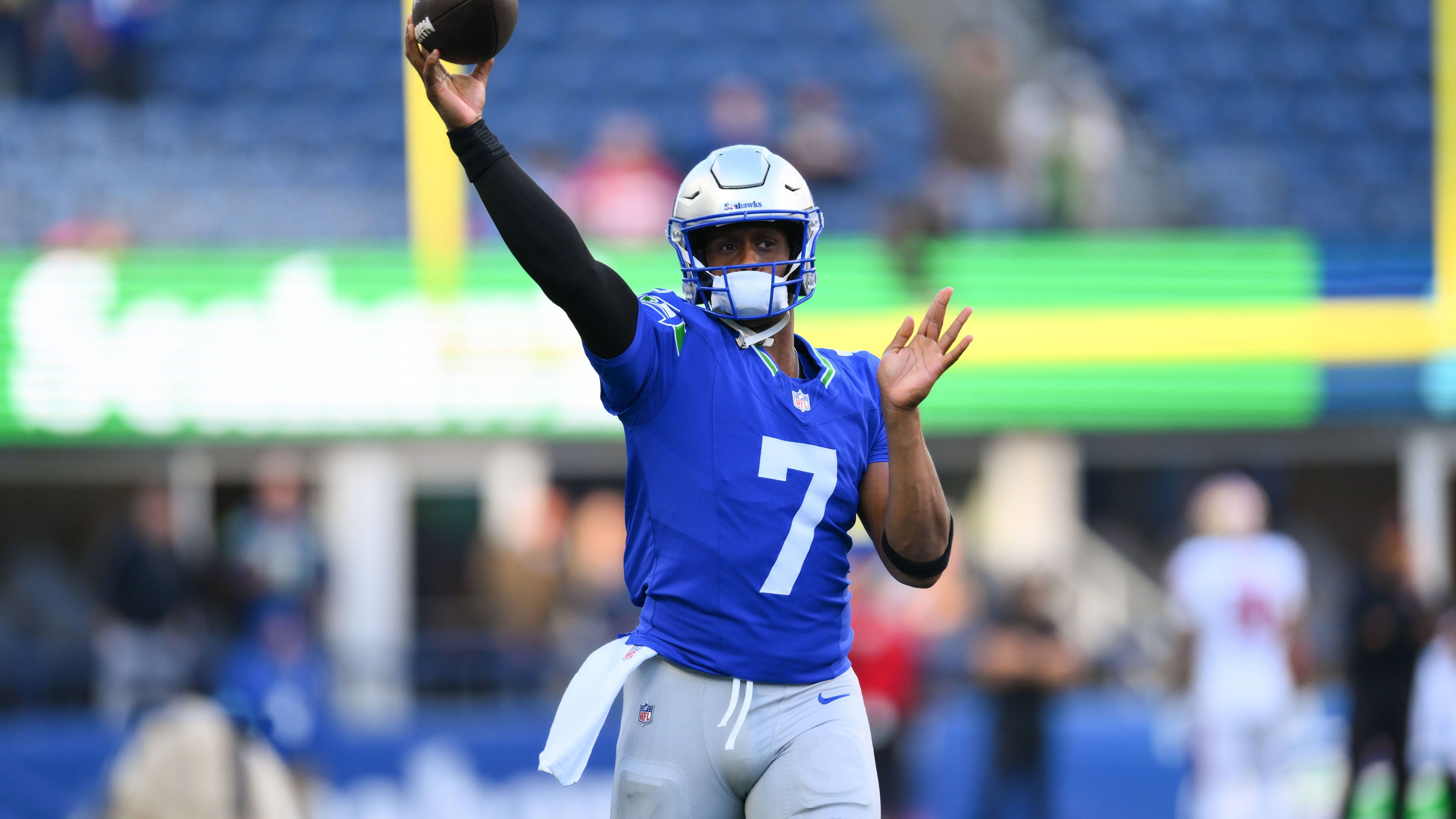 <strong>Platz 18: Geno Smith (Seattle Seahawks)</strong><br>Dem Quarterback unterliefen zuletzt zu viele Turnover, <a href="https://www.ran.de/sports/american-football/nfl/news/nfl-die-seattle-seahawks-haben-geno-smith-ein-quarterback-problem-kommentar-443943">in der Red Zone und in den entscheidenden Situationen lieferte er nicht ab.</a> Smith leidet unter der löchrigen O-Line der Seahawks, aber er wird sich trotzdem steigern müssen.