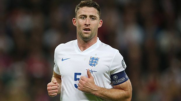 
                <strong>Linker Innenverteidiger: Gary Cahill (England)</strong><br>
                Linker Innenverteidiger: Gary Cahill (England). Auch der zweite Innenverteidiger spielt in der Premier League. Der 29-Jährige feiert mit den "Three Lions" die perfekte Quali - zehn Siege in zehn Spielen. Allerdings verpasst der Verteidiger des FC Chelsea die Auftritte in San Marino (6:0) und Litauen (3:0).
              
