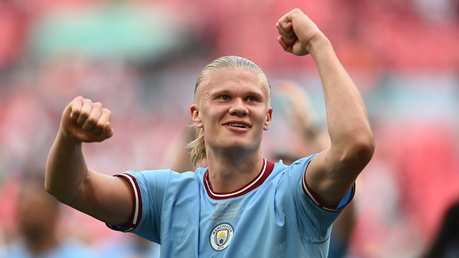 
                <strong>9. Erling Haaland (Manchester City/ 60 Millionen Euro)</strong><br>
                Er kam, spielte und knipste. Und zwar wie er wollte. Erling Haaland war dank einer festgeschriebenen Ablöse nahezu ein Schnäppchen für Manchester City. Zumindest gemessen an seiner Leistung. Die spulte er auf der Insel Woche für Woche in beeindruckender Manier ab. In 52 Pflichtspielen erzielte er unglaubliche 52 Treffer. Da kann niemand mehr mithalten. Sein Marktwert liegt mittlerweile bei Schwindel erregenden 170 Millionen Euro. Und das Champions-League-Finale steht ihm ja noch bevor. ran-Note: 1
              