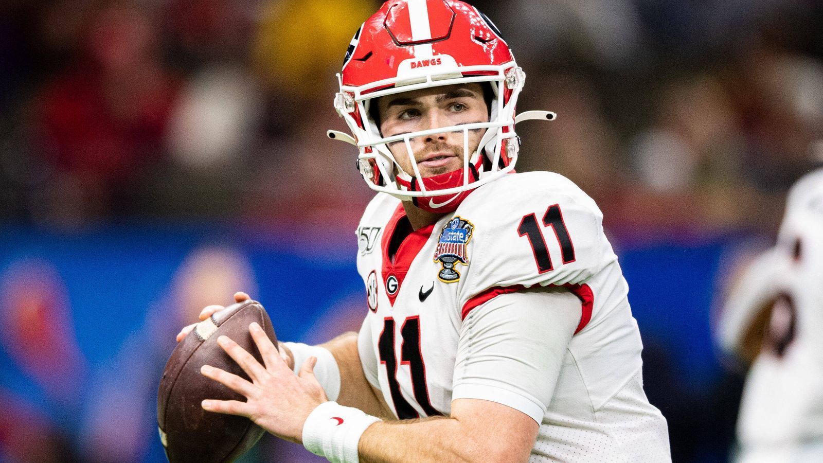 
                <strong>Jake Fromm (Georgia)</strong><br>
                Jake Fromm steht nicht nur wegen seines Könnens auf dem Feld bei vielen Teams hoch im Kurs. So soll er vor allem charakterlich überzeugen. 2019 sammelte Fromm 2860 Yards und 24 Touchdowns, insgesamt führte er die Bulldogs zu einer 36:7-Bilanz. Sein Arm ist nicht überragend, er soll das Feld und das Spiel aber gut lesen können, Turnover sind bei ihm selten. 
              