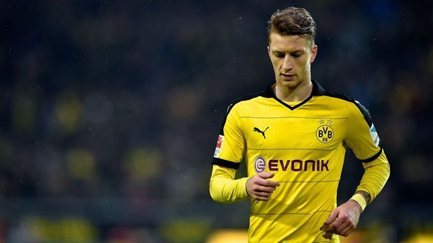 
                <strong>Marco Reus</strong><br>
                Marco Reus: Auch Reus hat in dieser Spielzeit noch kein Spiel bestritten. Der Dribbelkünstler fällt seit dem DFB-Pokal-Finale im Mai mit Adduktorenproblemen aus. In den vergangenen Wochen gab es immer wieder widersprüchliche Aussagen bezüglich seiner Rückkehr. Die "WAZ" vermeldete am 10. Oktober nun endlich gute Nachrichten für alle BVB-Fans: Reus absolvierte zumindest Teile des Mannschaftstrainings und könnte in absehbarer Zukunft in den Spielbetrieb zurückkehren.
              