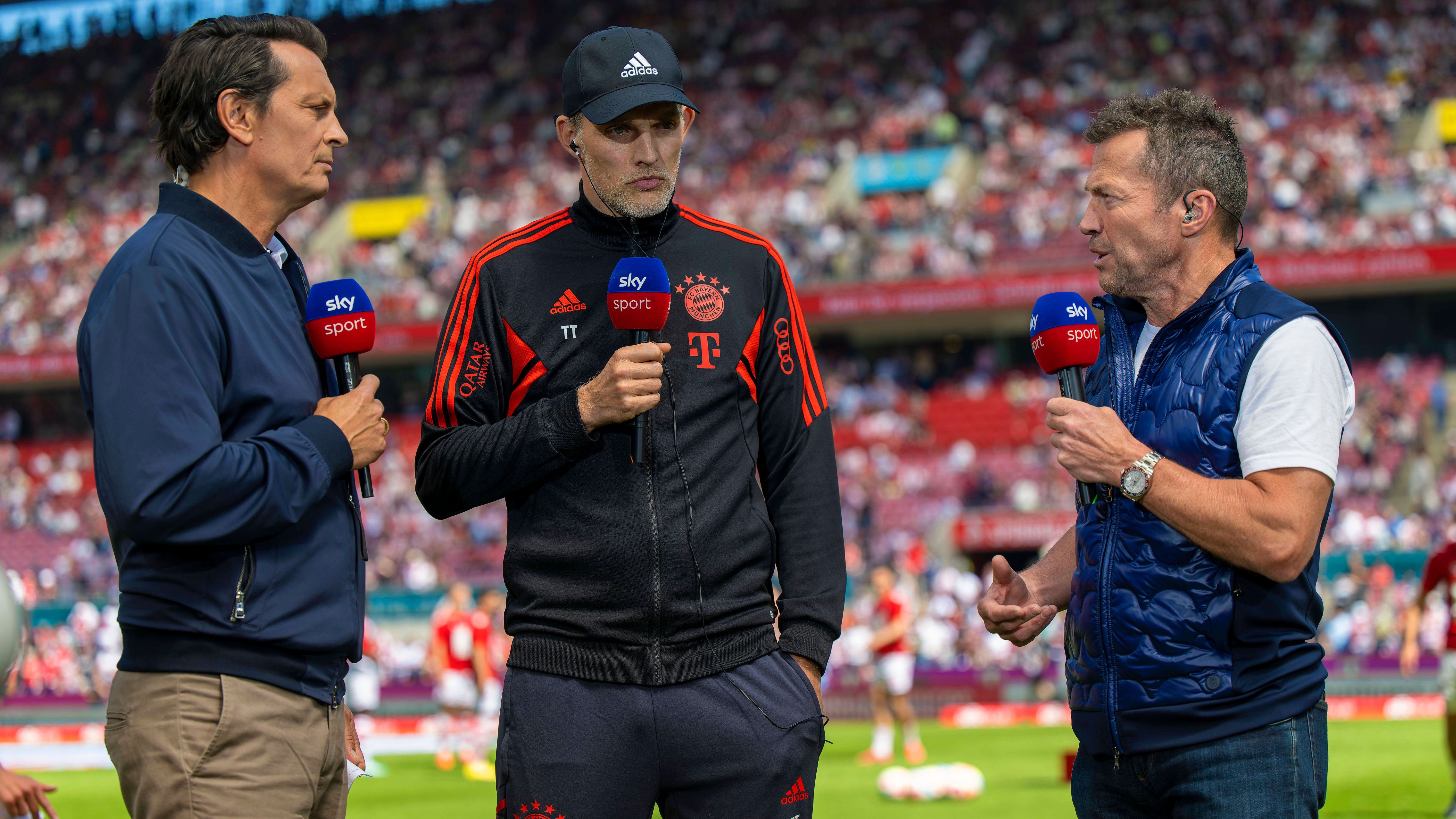 <strong>Tuchel im verbalen Schlagabtausch mit Matthäus und Hamann</strong><br>Sportlich blieb der FCB im Herbst 2023 absolut auf Kurs, die Souveränität früherer Tage fehlte aber teilweise - auch den Verantwortlichen. So reagierte Thomas Tuchel sehr dünnhäutig auf Kritik der Experten Lothar Matthäus und Dietmar Hamann. Das Sache eskalierte nach dem 4:0-Sieg beim BVB, als Tuchel ein Interview bei "Sky" abbrach.