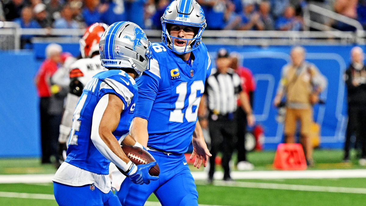 NFL, American Football Herren, USA Cleveland Browns at Detroit Lions Sep 28, 2025; Detroit, Michigan, USA; Detroit Lions quarterback Jared Goff (16) and Detroit Lions wide receiver Amon-Ra St. Brow...