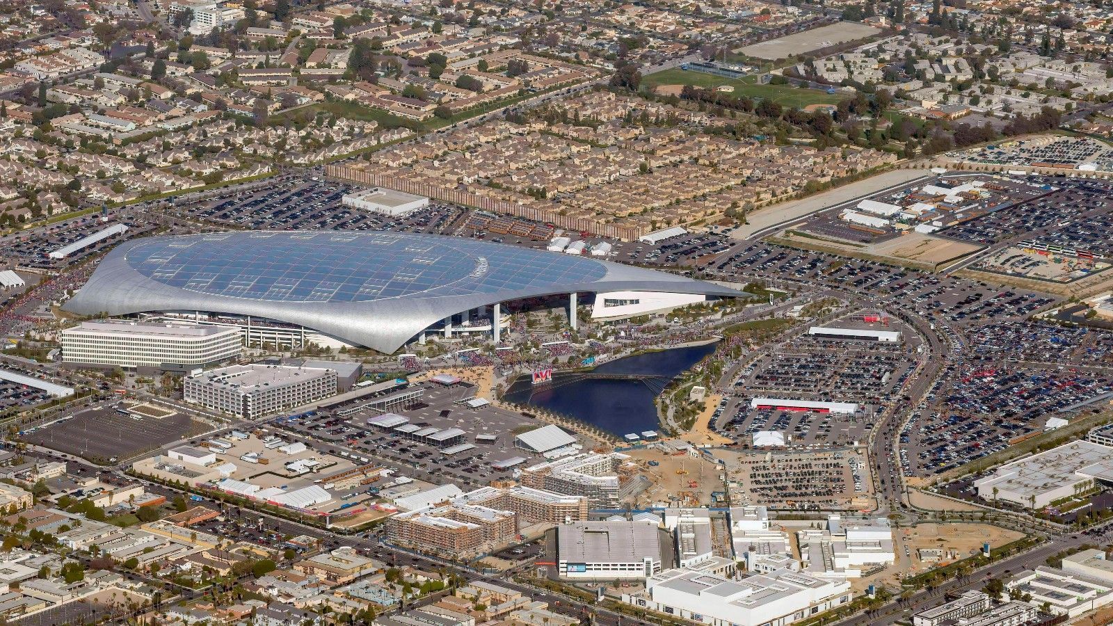 
                <strong>Parken ein teures Vergnügen</strong><br>
                An einem normalen Tag kann man in Inglewood - dem Austragungsort - umsonst parken, nicht so am Super-Bowl-Sonntag. Da unzählige Parkplätze von Bühnen und Veranstaltungsflächen belegt sind, wird die Parksituation für die 100.000 Zuschauer noch prekärer - und kostspieliger. Auf der Ticketbörse "StubHub" wurden bereits eine Woche vor dem Großevent über 100 Parkplätze angeboten, im Schnitt für 130 bis 400 Dollar. Ein kleiner Parkplatz nur eine Meile vom Stadion entfernt konnte für satte 4.850 Dollar erworben werden. Übrigens alles ganz legal und von der Stadt genehmigt.
              