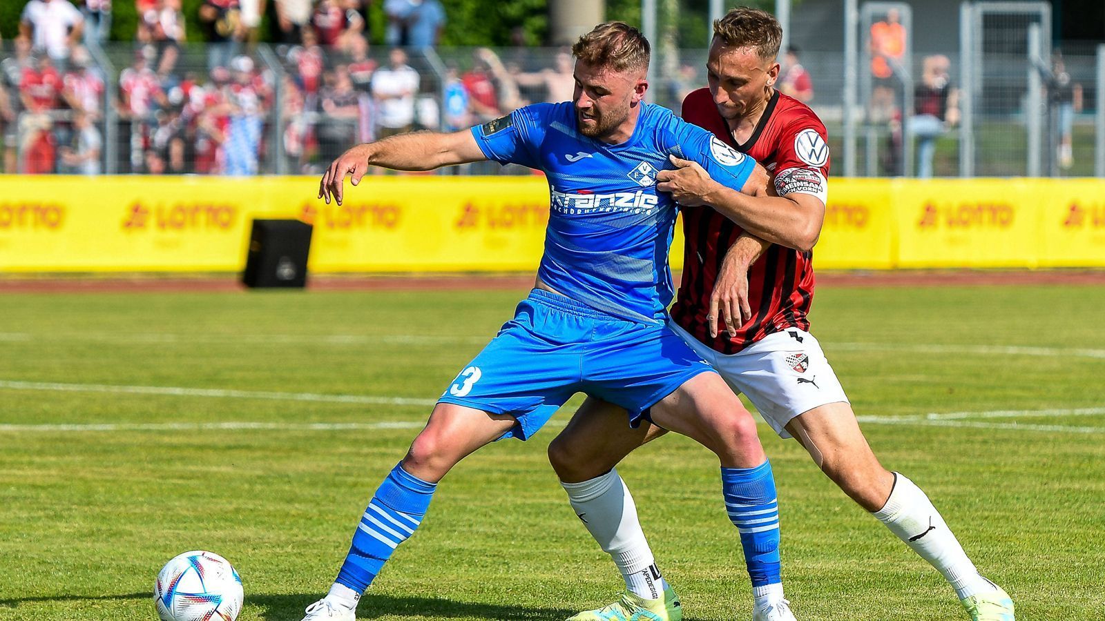 
                <strong>Bayern: FV Illertissen</strong><br>
                Im Finale des bayerischen Landespokals hoffte der FC Ingolstadt auf einen versöhnlichen Saisonabschluss - dieser Wunsch erfüllte sich aber nicht. Der Drittligist verpasste den direkten Wiederaufstieg in die 2. Bundesliga deutlich und musste sich nun auch im Finale des Landespokals im Elfmeterschießen dem Regionalligisten FV Illertissen geschlagen geben. 
              