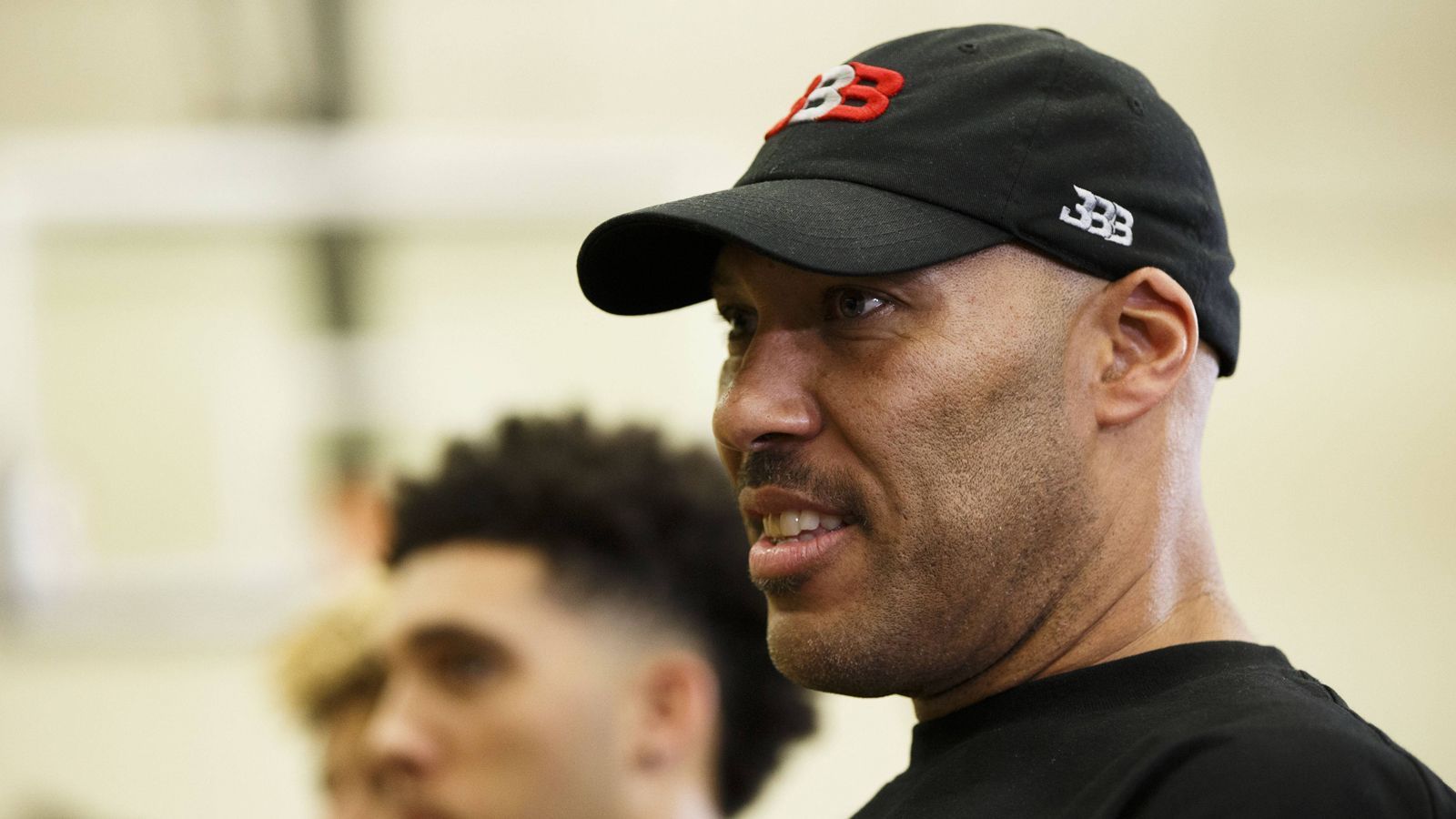 
                <strong>LaVar Ball: Zwischen Genie und Wahnsinn</strong><br>
                Der Ball-Vater erlangte vor allem durch seine extrem großspurigen Aussagen Bekanntheit. Bevor sein ältester Sohn Lonzo überhaupt in die NBA gedraftet wurde, posaunte LaVar bereits, dass dieser eine bessere Karriere hinlegen würde als Stephen Curry. Er gründete ein eigenes Modelabel "Big Baller Brand" und verkaufte das erste eigene Schuh-Modell seines Sohnes Lonzo für 495 US-Dollar. Als Kritik am hohen Preis aufkam, erwiderte LaVar pietätlos: "Wer sich die Schuhe nicht leisten kann, ist kein Big Baller". Der heute 53-Jährige, der nie professionell Basketball spielte, behauptete auch, er könne Michael Jordan im Eins-gegen-eins schlagen. Pikant: Jordan ist jetzt LaMelos Boss.  
              