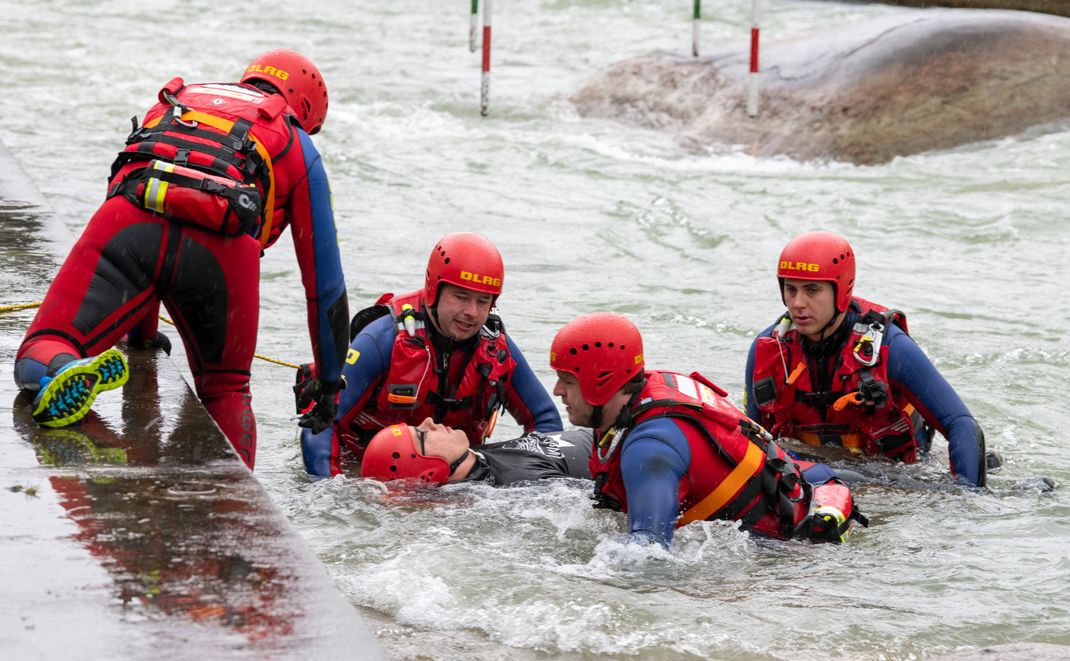 Strömungsretter der Deutschen Lebens-Rettungs-Gesellschaft DLRG) üben am Eiskanal die Bergung eines Ertrinkenden. Die DLRG präsentierte ihre Jahresbilanz für das Jahr 2022.