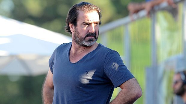 
                <strong>Eric Cantona</strong><br>
                Auch Eric Cantona wurde nach seiner aktiven Karriere Schauspieler. Die Manchester-United-Legende ist im Gegensatz zu Jones aber nicht auf die Bösewichter festgelegt. Im Film "Looking for Eric" spielte er sich selbst, zuletzt trat er im Western "Salvation" auf.
              