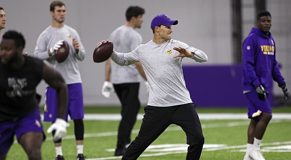 
                <strong>Platz 3: Minnesota Vikings</strong><br>
                Die Vikings haben vielleicht das ausgeglichenste Roster der Liga. Mit der Verpflichtung von Quarterback Kirk Cousins sorgte Minnesota für den größten Deal der Offseason. Ihm darf man zutrauen, noch besser als Case Keenum zu spielen. Dazu kommt Nummer-Eins-Running-Back Dalvin Cook zurück. Die D-Line wurde mit Sheldon Richardson nochmals verstärkt, die Cornerback-Rotation mit Erstrundenpick Mike Hughes erweitert. Dennoch landen sie am Ende nur auf Rang 3, weil im Draft das Karriereende von Guard Joe Berger nicht adressiert wurde und sich die Offense um die Wide Receiver Stefon Diggs und Adam Thielen nach dem Abgang von Mastermind Pat Shurmur erst beweisen muss.
              