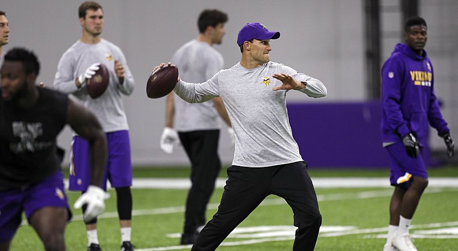 
                <strong>Platz 3: Minnesota Vikings</strong><br>
                Die Vikings haben vielleicht das ausgeglichenste Roster der Liga. Mit der Verpflichtung von Quarterback Kirk Cousins sorgte Minnesota für den größten Deal der Offseason. Ihm darf man zutrauen, noch besser als Case Keenum zu spielen. Dazu kommt Nummer-Eins-Running-Back Dalvin Cook zurück. Die D-Line wurde mit Sheldon Richardson nochmals verstärkt, die Cornerback-Rotation mit Erstrundenpick Mike Hughes erweitert. Dennoch landen sie am Ende nur auf Rang 3, weil im Draft das Karriereende von Guard Joe Berger nicht adressiert wurde und sich die Offense um die Wide Receiver Stefon Diggs und Adam Thielen nach dem Abgang von Mastermind Pat Shurmur erst beweisen muss.
              