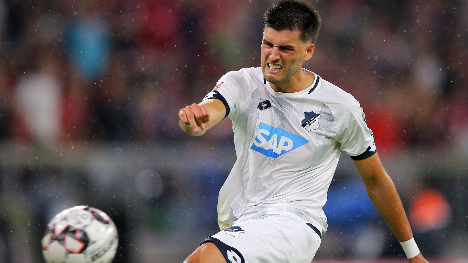 
                <strong>Florian Grillitsch (1899 Hoffenheim)</strong><br>
                In der ersten Halbzeit, in der Hoffenheim ziemlich unterlegen ist, kommt auch Florian Grillitsch im Mittelfeld kaum zur Geltung und bekommt keinen Zugriff auf die Bayern-Gegenspieler. Nach dem Seitenwechsel ist der Österreicher dann auffälliger und hat gleich zu Beginn durch einen Distanzschuss einen ersten gefährlich Abschluss. ran-Note: 4
              