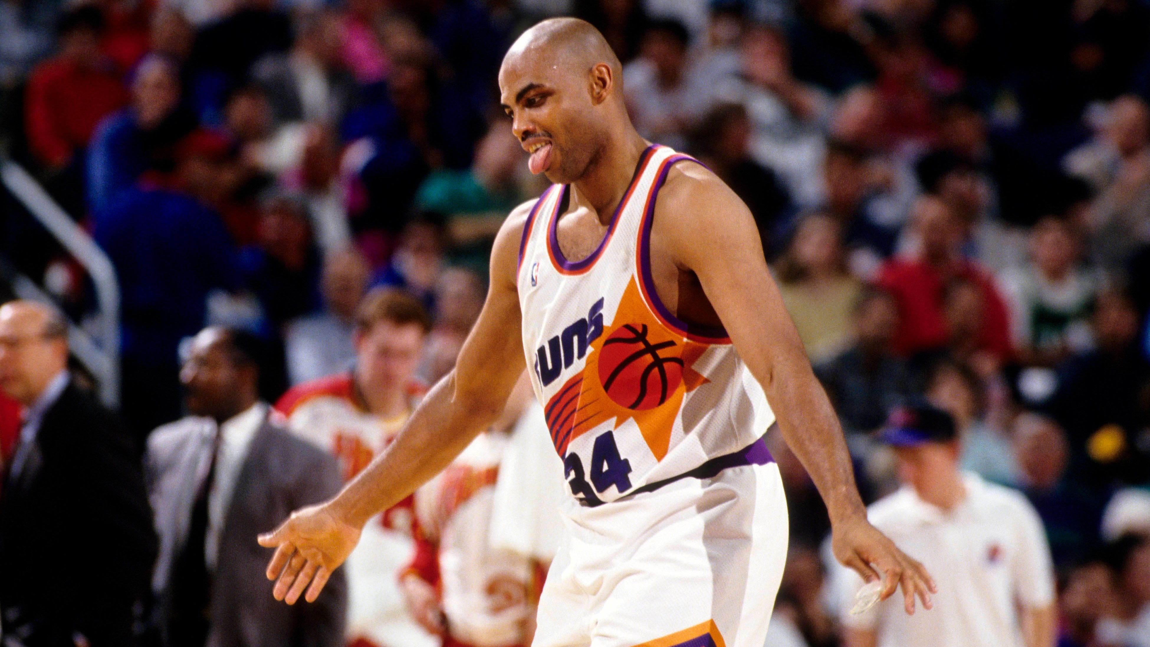 <strong>Platz 4: Charles Barkley - 16 Ejections</strong><br>Für einen Power Forward war Charles Barkley relativ klein. Er fand jedoch stets Wege, sich Rebounds zu greifen und gegen größere Gegenspieler zu scoren. Seine nicklige Art und Weise Basketball zu spielen führte dazu, dass auch er häufig des Feldes verwiesen wurde. Hätte er nicht so gespielt, wäre er wohl nie zu dieser Legende geworden, die er heute ist. Barkley konnte die 16 Rauswürfe somit wohl gut verkraften.