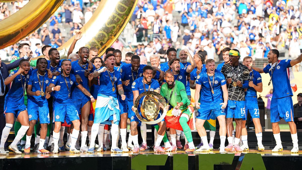 Reece James (Chelsea FC, 24) haelt den FIFA Club World Cup 2025 Pokal, waehrend Chelsea nach dem Sieg gegen Paris Saint-Germain im Finale feiert. US-Praesident Donald Trump ist auf der Buehne, um m...