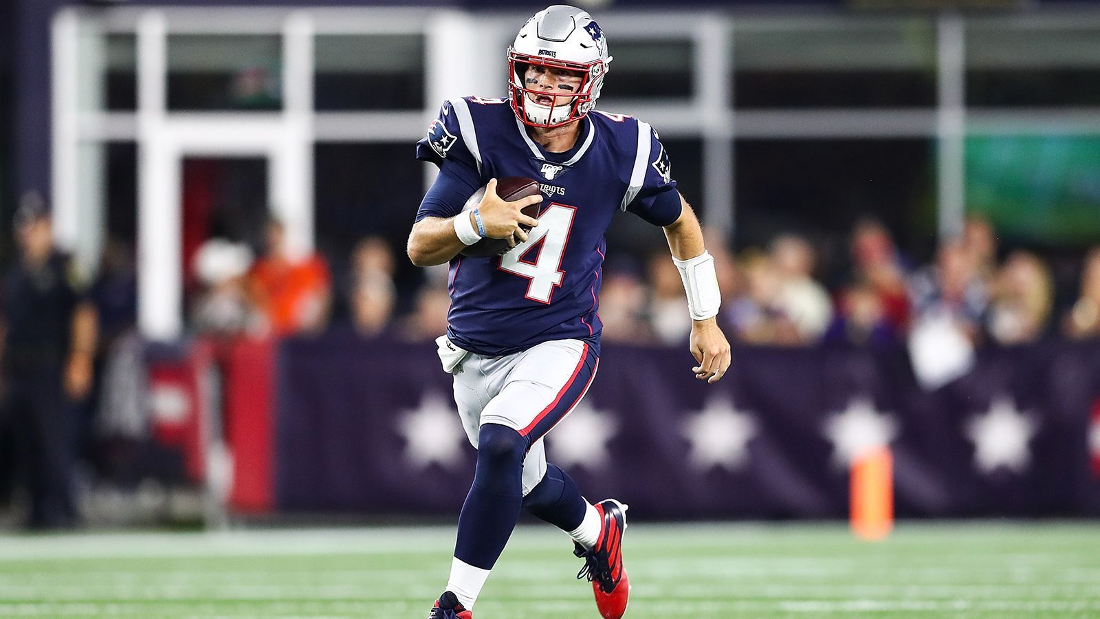 
                <strong>Jarrett Stidham</strong><br>
                Diese Chemie ist besonders wichtig für den jungen Quarterback. Denn: Die Patriots-Offense um Brady bekleckerte sich vergangene Saison nicht mit Ruhm. Die Defensiven setzten Brady oft schnell unter Druck und wenn der sechsfache Super-Bowl-Sieger sich durch die Pocket navigierte, gelang es den Passempfängern nicht konstant, sich frei zu laufen. Receiver, die keine Seperation schaffen, gepaart mit einer mittelmäßigen O-Line-Leistung könnten für einen jungen Quarterback einen schwierigen Start bedeuten. Stidham verfügt über mehr Potenzial, Hoyer bietet eine risikofreiere, erfahrenere Option. 
              