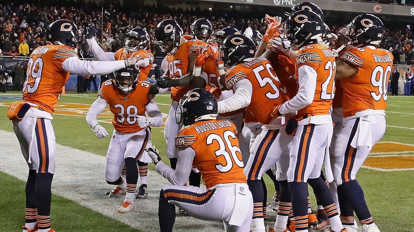 
                <strong>GEWINNER: Chicago Bears</strong><br>
                Die Chicago Bears haben mit dem Mack-Trade zur richtigen Zeit zugeschlagen und ihre ohnehin schon starke Defense fast unzerstörbar gemacht. Das Team von Matt Nagy galt vor der Saison höchstens als Geheimtipp für die Playoffs und hat die Runde nun mit einer starken Bilanz von 12-4 als klarer Division-Sieger der NFC North beendet. Jetzt gelten die Bears, die unter anderem die Rams geschlagen haben, sogar als Geheimfavorit auf den Super Bowl. 
              