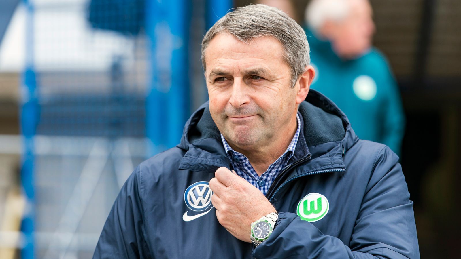 
                <strong>Klaus Allofs</strong><br>
                Mehr als zwei Jahre nach seinem Aus in Wolfsburg wartet Klaus Allofs weiterhin auf eine neue Herausforderung. Der 62-Jährige schloss zuletzt, angesprochen auf ein mögliches Schalke-Engagement, nichts aus. "Es ist ja bekannt, dass ich nach meiner Zeit in Wolfsburg gerne wieder in der Bundesliga arbeiten möchte. Deswegen bin ich aufmerksam, wenn sich was tut", sagte Allofs den Zeitungen der "Funke"-Mediengruppe. Weit hätte es der Ex-Profi jedenfalls nicht, falls er in Gelsenkirchen anheuern sollte, Allofs lebt seit einiger Zeit in Duisburg. Seine Vita als Manager bzw. Sportvorstand kann sich ohnehin sehen lassen. Sowohl Bremen als auch Wolfsburg führte er einst in die Champions League, an der Weser prägte er an der Seite von Trainer Thomas Schaaf sogar eine extrem erfolgreiche Ära. 
              